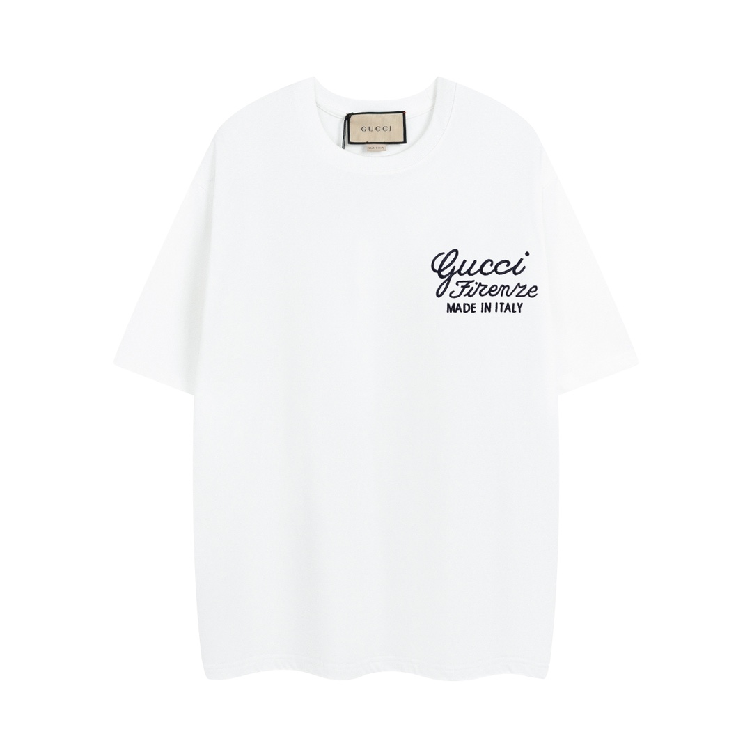 #Gucci古驰##经典##大logo刺绣#古驰经典大logo刺绣款，24年前后刺绣款，官方原版,定制32支双纱纯棉面料，克重240g，手感松软细腻又比一般棉布料扎实，舒适透气不易变形，原版辅料一比一三标齐全，人工手缝织唛，OS落肩版型，…