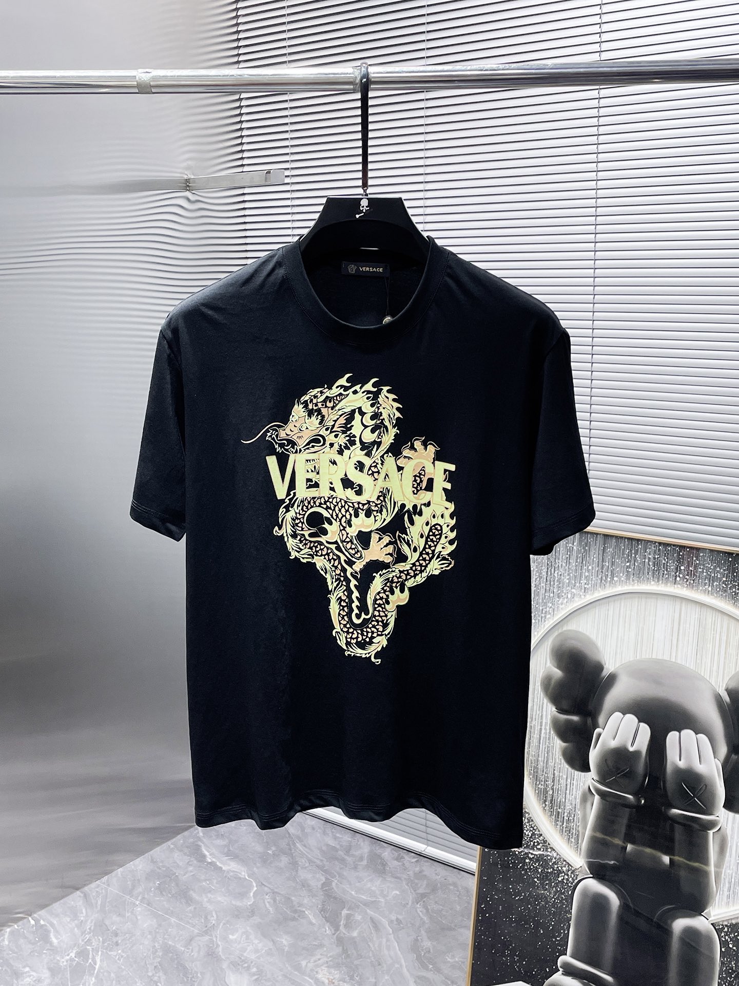 NO:496046,Versace versace new round neck short-sleeved T-shirt T-shirt half-sleeved, high-end version!  Customized fabrics for counters are breathable and comfortable, with impeccable details, and the brand element design concept reflects high quality. The feel is delicate and soft!  It is casually cut, with a great upper body style!  S-5XL. Wearing L maximum wear about 230 catties exclusively available, versace, versace, T-shirt, tees, t-shirt, alexander wang19860909范思哲 versace 新款 圆领 短袖 T恤 体恤 半袖 ,高端版本！专柜定制面料 透气舒适度高,细节无可挑剔,品牌元素设计理念,体现高品质.手感细腻柔软！呈现休闲裁剪,上身版型超赞！码数S-5XL.穿L最大穿230斤左右独家专供,,versace,versace,T-shirt,tees，t-shirt,alexander wang,Men's clothing