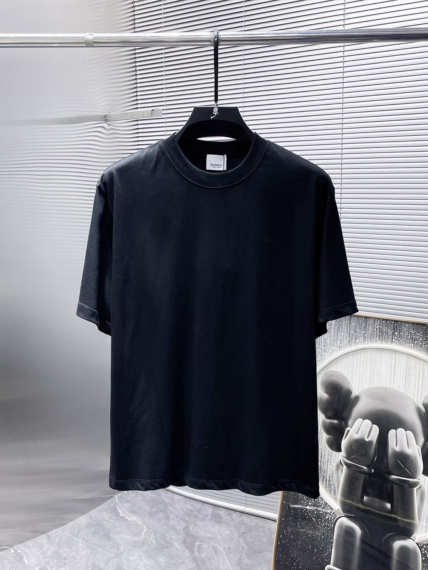 NO:496032,Burberry.New round neck short-sleeved T-shirt T-shirt half-sleeved, high-end version!  Customized fabrics for counters are breathable and comfortable, with impeccable details, and the brand element design concept reflects high quality. The feel is delicate and soft!  It is casually cut, with a great upper body style!  S-3XL (the code is too large and the maximum can be worn about 220 kilograms. It is recommended to provide height and weight to the warehouse to assign codes) exclusively, burberry, burberry, T-shirt, tees, t-shirt, alexander wang19860909巴宝莉 Burberry .新款 圆领 短袖 T恤 体恤 半袖 ,高端版本！专柜定制面料 透气舒适度高,细节无可挑剔,品牌元素设计理念,体现高品质.手感细腻柔软！呈现休闲裁剪,上身版型超赞！码数S-3XL（码数偏大两个码,最大可穿220斤左右,建议提供身高体重给仓库配码）独家专供,,burberry,burberry,T-shirt,tees，t-shirt,alexander wang,Men's clothing