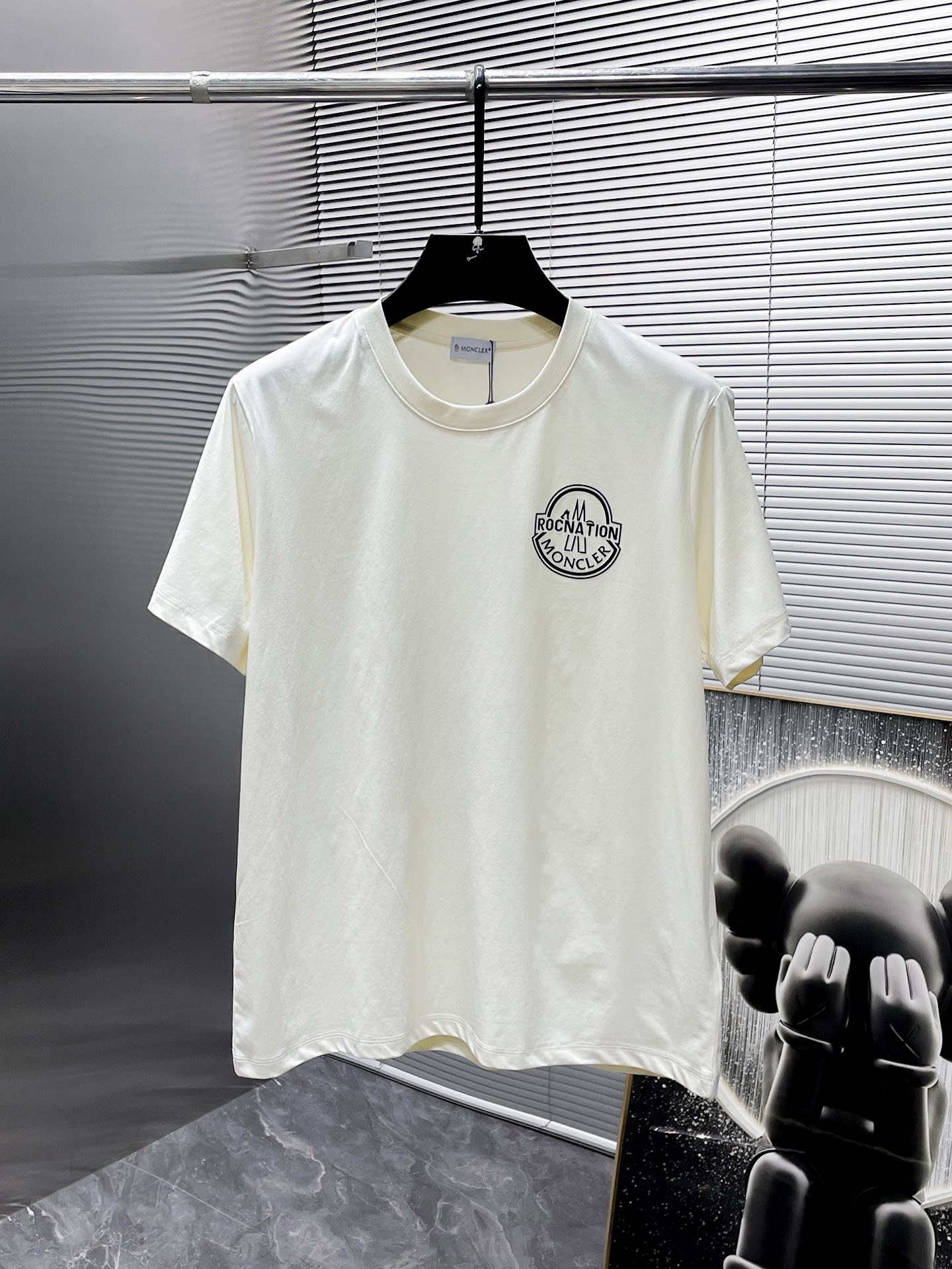 NO:496042,Moncler new round neck short-sleeved T-shirt T-shirt half-sleeved, high-end version!  Customized fabrics for counters are breathable and comfortable, with impeccable details, and the brand element design concept reflects high quality. The feel is delicate and soft!  It is casually cut, with a great upper body style!  S-5XL. Wearing L maximum wear about 230 catties exclusively available, Moncler, T-shirt, tees, t-shirt, alexander wang19860909蒙口 moncler 新款 圆领 短袖 T恤 体恤 半袖 ,高端版本！专柜定制面料 透气舒适度高,细节无可挑剔,品牌元素设计理念,体现高品质.手感细腻柔软！呈现休闲裁剪,上身版型超赞！码数S-5XL.穿L最大穿230斤左右独家专供,,Moncler,T-shirt,tees，t-shirt,alexander wang,Men's clothing