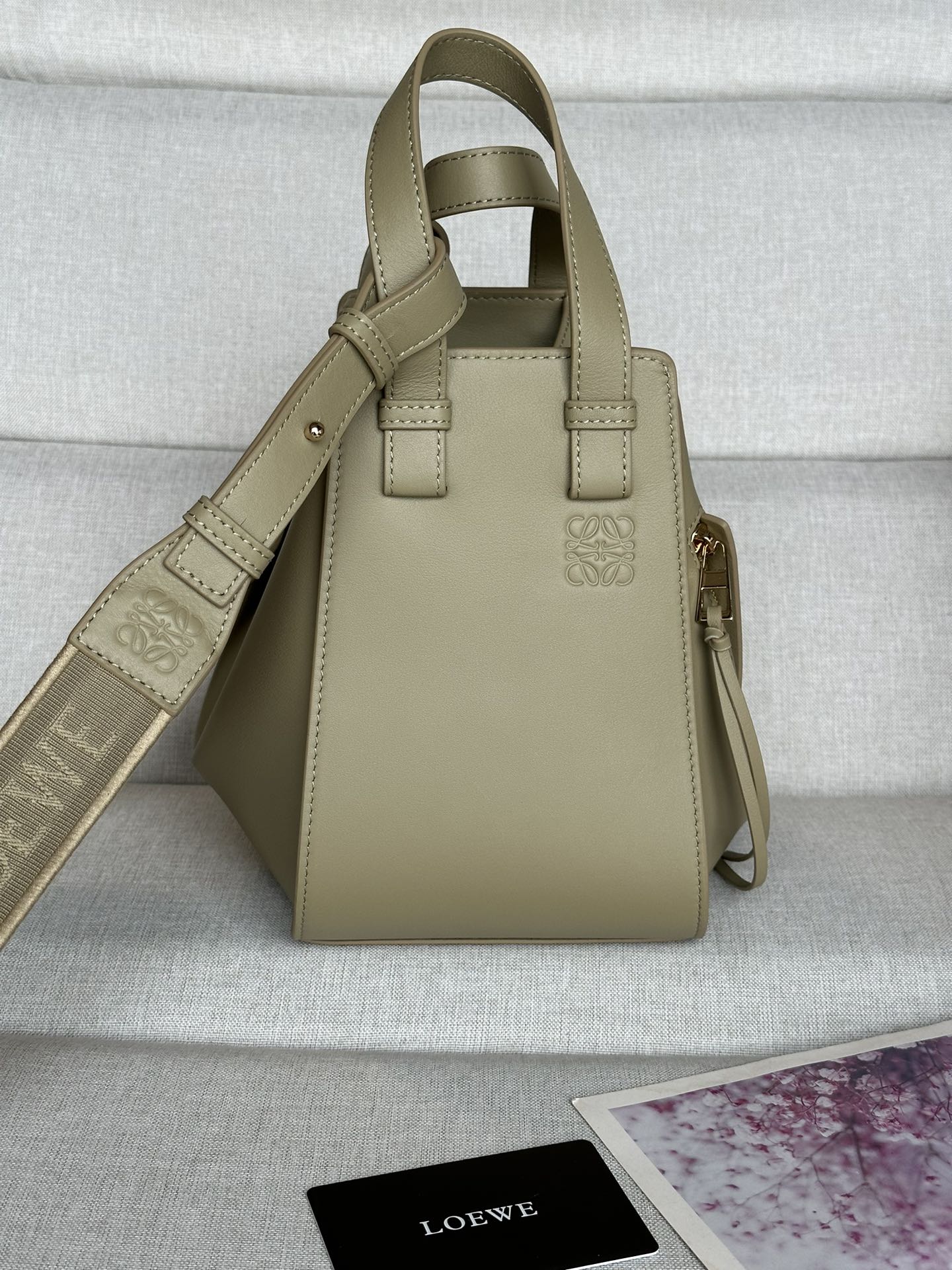 NO:176844,Genuine Grade Original Leather Model 7702 Compact Hammock Handbag (New Size) New Hammock Bag is a multi-purpose handbag with soft side bag that releases the sides to change shape* New compact monochrome version is made of satin cowhide leather* Same color jacquard strap and Hammock can hold for example a large wallet, a mobile phone and a sunglasses* Shoulder, crossbody, hand-carry or carry through the top handle* Removable Adjustable shoulder strap* Internal hook closure* Two internal insert bags* Customized with shoulder straps and personalized hangers size19.5*14., Superior Loewe, wallets, cowhide19860909正品级 原厂皮 型号7702 紧凑Hammock手袋（新尺寸） 新版本吊床包 是一款带有柔软侧面包身的多功能手袋,可释放侧面来改变形状*全新的紧凑单色版本采用缎面牛皮革制成*同色系提花带子和Hammock可以容纳例如一只大号钱包,一只手机和一只太阳镜*肩背、斜挎、手拎或通过顶部提手携带* 可拆卸 可调节肩带* 内部钩扣封口 *两个内部插袋*可以使用肩带和个性化挂饰进行定制  size19.5*14.,特级罗意威,loewe,wallets,cowhide,Bag