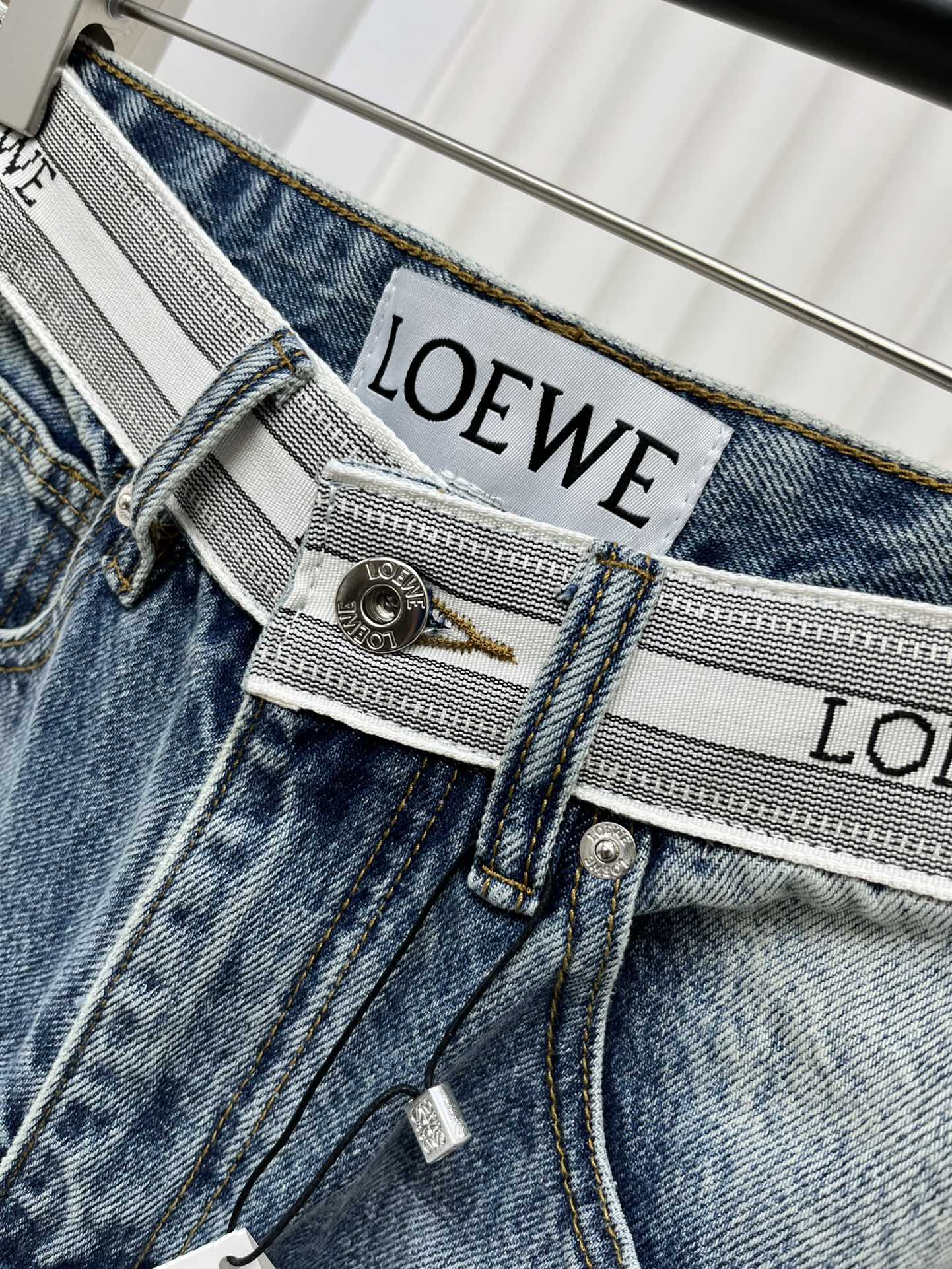 4/爆款现货原单品质Loew*24经典撞色字母腰头牛仔裤复古工艺渐变色洗水面料柔软穿着舒适无束缚感满满的