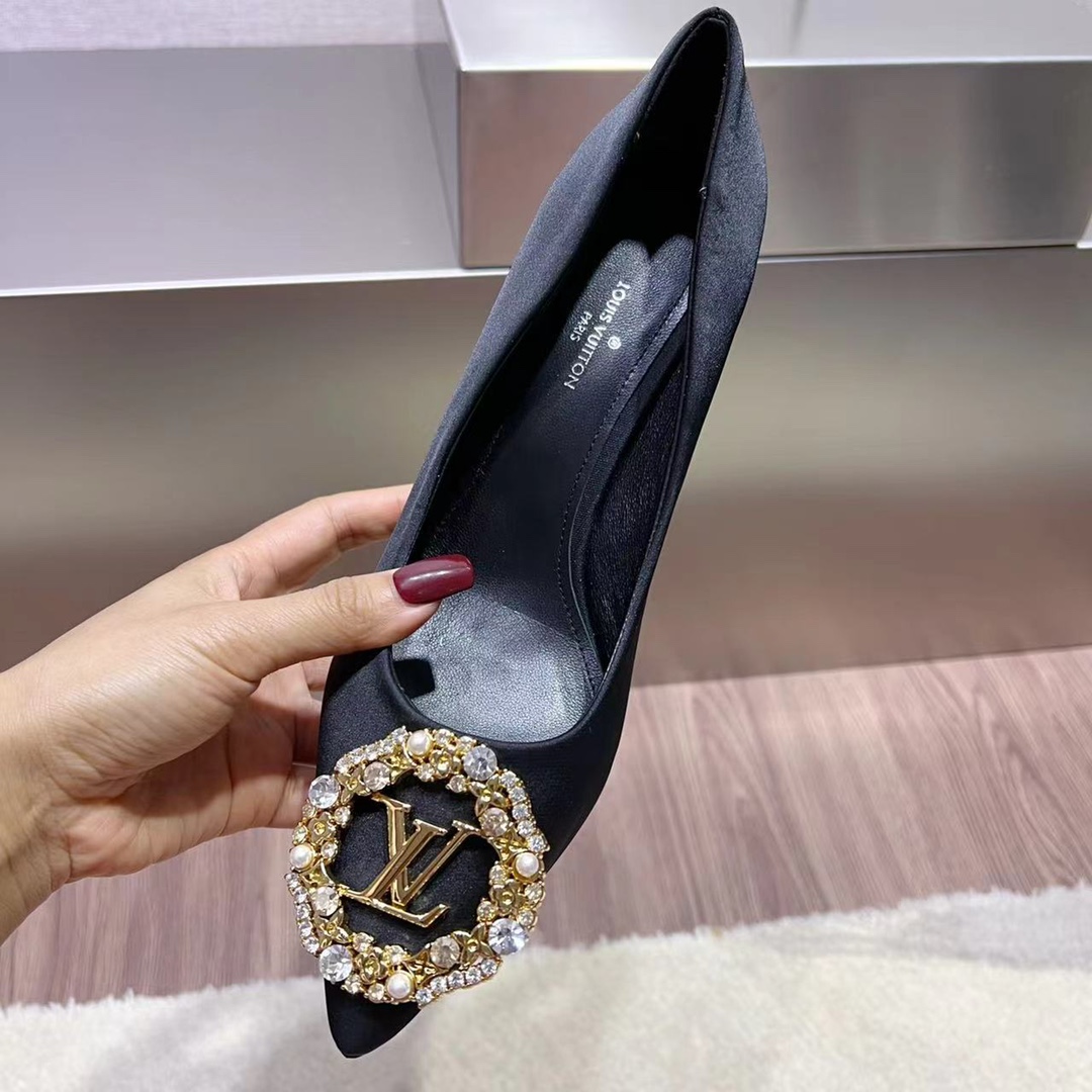 NO:872077,[7.5cm heel height] The latest new color in the counter. A must-have for goddesses in autumn and winter, suitable for various social occasions, and the first choice for wedding shoes. The original open-molded crystal diamond buckle, each one is so shiny, the fabric is imported silk + imported cowhide fabric. The whole leather is constantly cut, the original open-molded heel shape, imported sheepskin inside the foot pad. The outsole is imported genuine leather sole with logo, injection molding process, more wear-resistant. Atmospheric metal three-dimensional LOG buckle design, creating the most beautiful single product. Color: black silk, gray silk  Size 34-40 (41 customized, non-refundable), single shoes, cowhide, sheepskin19860909【7.5cm跟高】 专柜新色最新款.秋冬女神必备款,适合各种社交场合、婚鞋也是首选哦.原版开模水晶钻扣,颗颗都是那么闪,面料进口丝绸+进口牛皮面料 .整皮开料不断帮,原版开模跟型,垫脚内里进口羊皮.大底进口logo真皮底,注塑工艺,更耐磨 .大气金属立体LOG扣设计 ,打造最美单品.颜色黑色丝绸.灰色丝绸 码数34-40（41订做不退换）,单鞋,cowhide,sheepskin,Women's Shoes
