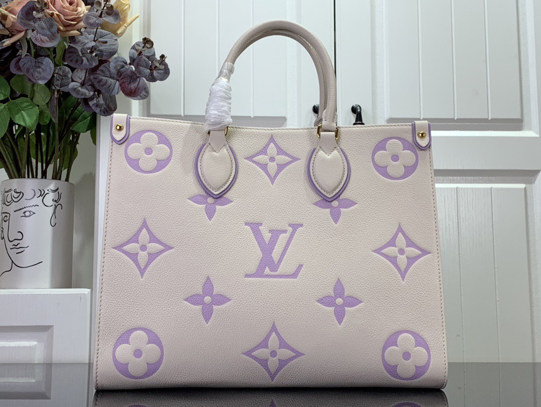 NO:176820,Super-grade original leather [ONTHEGO medium handbag] M45595 23937 Taro purple (embossed silkscreen) This OnTheGo medium handbag is made of Monogram Empreinte leather, Monogram pattern gradient color spreads on the body and dissipates at the handle. The medium-sized configuration has a sufficient capacity to accommodate laptops and other daily necessities. The roller-pressed leather handle and long strap make the shoulder-carrying back switch. Size: 35 x 27 x 14 cm., LV special version, louis vuitton19860909特级 原厂皮【ONTHEGO 中号手袋】M45595 23937 香芋紫（压花丝印） 本款 OnTheGo 中号手袋取材 Monogram Empreinte 皮革, Monogram 图案渐变色彩在包身扩散,并消散于手柄处.中号构型内设充裕容量,可容纳笔记本电脑和其他日常用品.辊压皮革手柄与长款包带令手提肩背随心切换. 尺寸: 35 x 27 x 14 厘米.,LV特级版本,louis vuitton,Bag