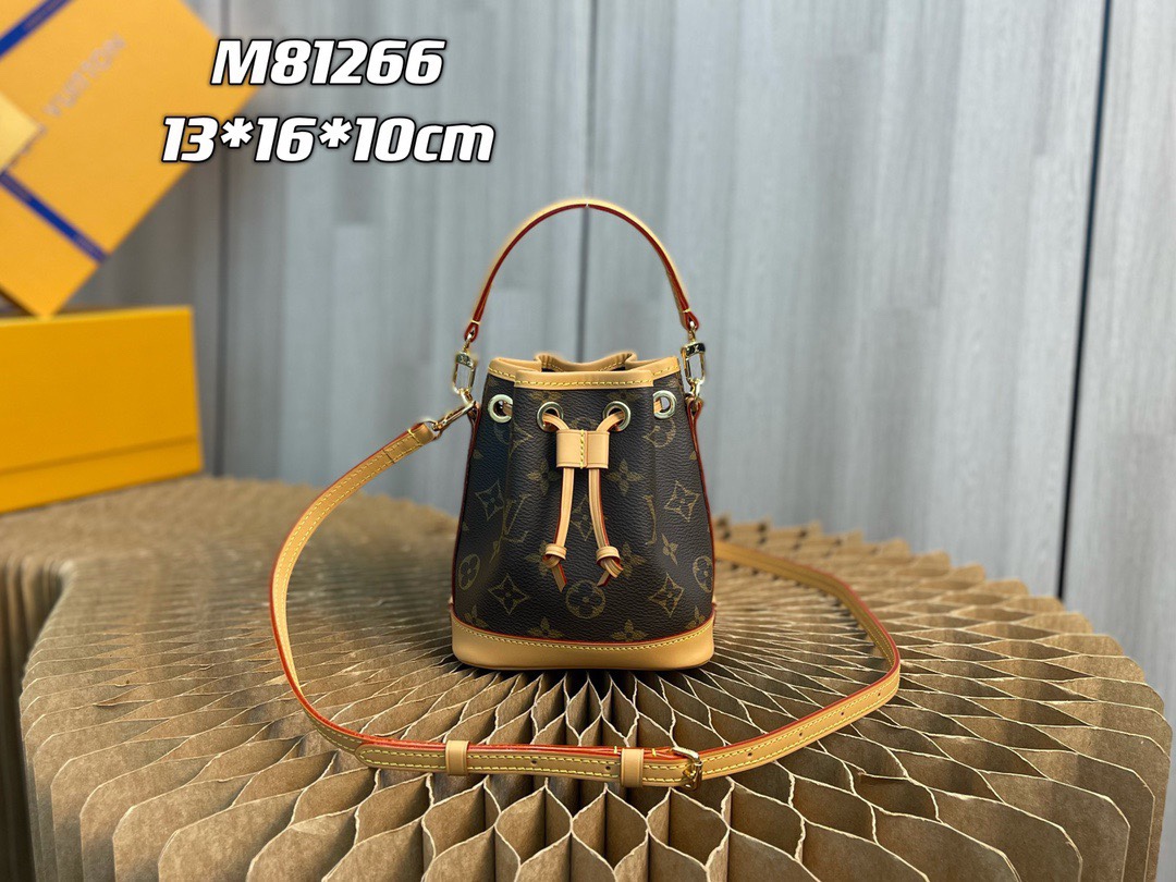 NO:176826,Extra-grade original leather 81266 This Nano Noé handbag concentrates the classic configuration of the 1932 Noé handbag, combining traditional design and contemporary functions with Monogram canvas and cowhide trim. Enjoy space to accommodate keys, clips and mobile phones, with removable handles and removable and adjustable shoulder straps for multiple portability. 13 x 16 x 10 cm (length x height x width) Monogram coated canvas Aged cowhide trim Microfiber lining Metal parts Drawstrings Removable, adjustable straps Half length 47.0 cm Half length adjustable to 56.0 cm Handle single handle, removable, LV premium version, louis vuitton, cowhide19860909特级 原厂皮 81266 本款 Nano Noé 手袋浓缩 1932 年 Noé 手袋的经典构型,以 Monogram 帆布和牛皮革饰边融合传统设计和当代功能.充裕空间可容纳钥匙、卡夹和手机等随行所需,可拆卸手柄和可拆卸并调节的肩带实现多种背携方式. 13 x 16 x 10 厘米 (长度 x 高 x 宽) Monogram 涂层帆布 做旧牛皮革饰边 微纤维内衬 金属件 抽绳开合 肩带可拆卸,可调节 包带半长47.0 厘米 包带半长可调至56.0 厘米 手柄单手柄,可拆卸,LV特级版本,louis vuitton,cowhide,Bag