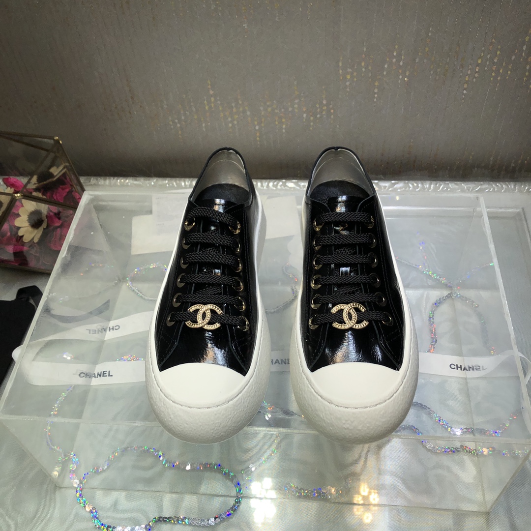 NO:241895,Wrinkled oil-skin short model, top-level version, Chane＊24P Xiaoxiang latest popular biscuit shoes lace-up casual white shoes, full series of loafers high-tie boots, original purchase and development, shoes cool and cute toe and three-dimensional relief double C logo, I love it so much, wrinkled beef paint matching is eye-catching, high-end feeling is coming, flat design, unusual comfort, daily matching, street, must-have artifact for cool dressing up Fabric: original customized calf wrinkle paint/tweed material, foot pad/inner soft sheepskin   original cloth, original sole open mold-proof TPU sole, sole thickness 3.5cm Size: women's model 35-39 [40.41 custom], casual shoes/sports shoes, chanel, loafers, boots, sneakers, sheepskin19860909皱油皮矮款 出顶级版本 Chane＊24P小香最新爆款饼干鞋系带休闲小白鞋 乐福鞋高绑靴全系列 原版购入开发做货 鞋酷帅呆萌的鞋头加上立体浮雕双C Logo 太爱了,皱牛漆的搭配令人眼前一亮 高级感扑面而来 平底设计 异常舒适 日常搭配 出街 扮酷必备神器 面料:原版定制小牛皱漆/花呢料 垫脚/内里软羊皮 原版布 鞋底原版开模防滑TPU大底 底厚3.5cm Size:女款35-39〔40.41定〕,休闲鞋/运动鞋,chanel,loafers,boots,sneakers,sheepskin,Women's Shoes