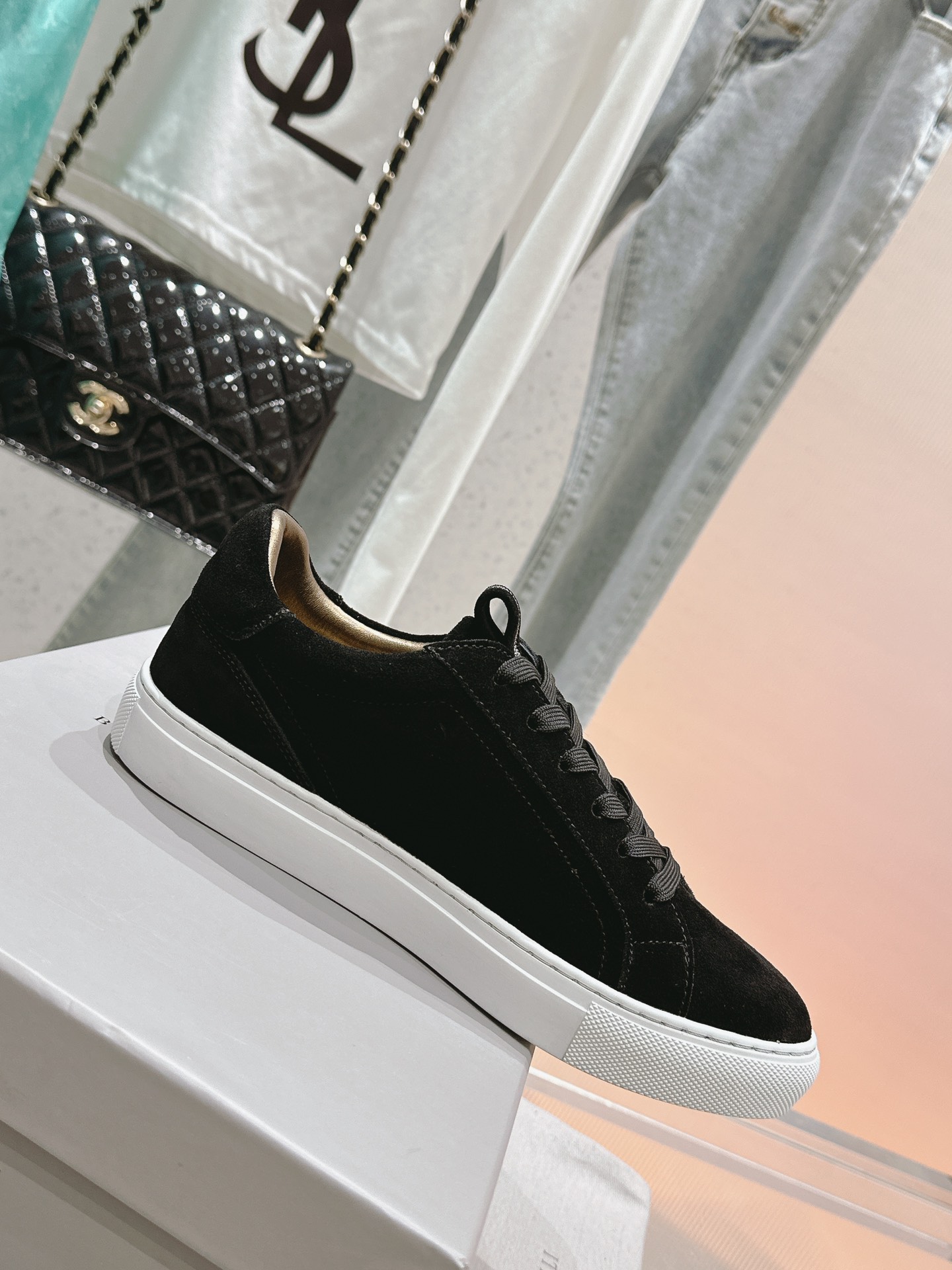 NO:462841,*Top version The latest classic women's shoes series casual shoes and sports shoes, foreign trade running volume, single foot feel comfortable and soft, suitable for all seasons, long-term supply!  Imported upper original sheep zither / cowhide material, comfortable and breathable cowhide inner cushion, outsole original rubber Meina outsole, size 35-42 [35.41.42 customized], casual shoes / sports shoes, sneakers, cowhide, sheep19860909*顶级版本 最新经典♀女鞋系列休闲鞋运动鞋,外贸跑量爆单款脚感舒适柔软超级百,四季皆适宜,长期供货！ 鞋面进口原版羊猄/牛皮料 内里舒适透气牛皮里垫 大底原版橡胶美耐大底 码数35-42 [35.41.42订做],休闲鞋/运动鞋,sneakers,cowhide,sheep,Women's Shoes