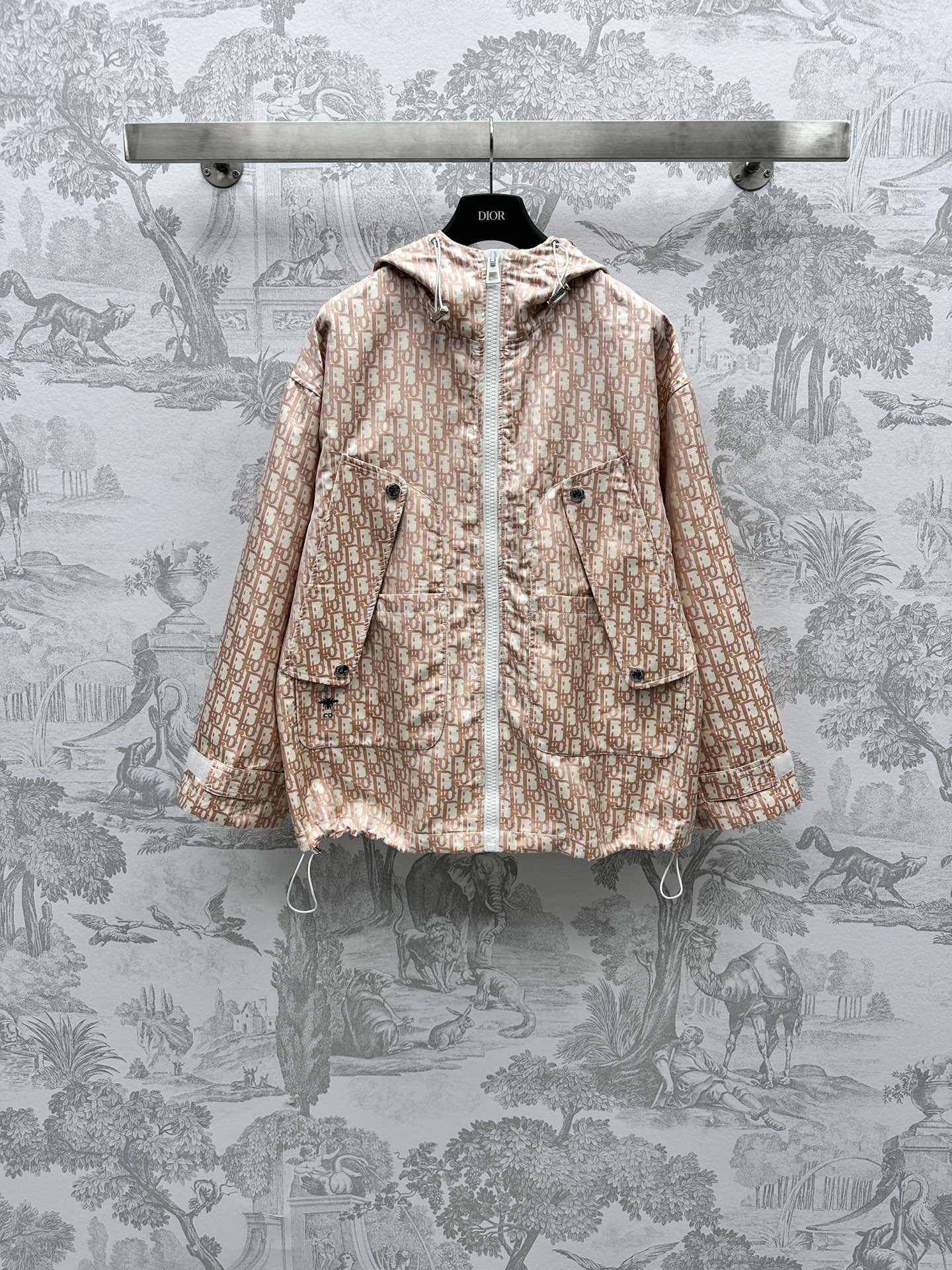 NO:696647,Dio* new arrival jacquard jacket jacket customized YB imported jacquard material high-end and delicate texture decorated with presbyopia all-over embroidery pattern The upper body is fashionable and western-style bright and western color matching High-end and fashionable layering fabric development  coats,hats,19860909Dio*新品上架提花冲锋衣外套定制YB进口提花材质 质感高级细腻 饰以老花满印刺绣图案装饰 上身时髦洋气 鲜明洋气色系搭配 叠穿高级时髦 面辅料开发 连帽冲锋外套剪裁 不挑人穿搭 男女均可驾驭 甜酷潮流 营造出氛围感穿搭 可搭配系列裙裤  高版本2色,,dior,skirts,jackets & coats,hats,,Women's clothing