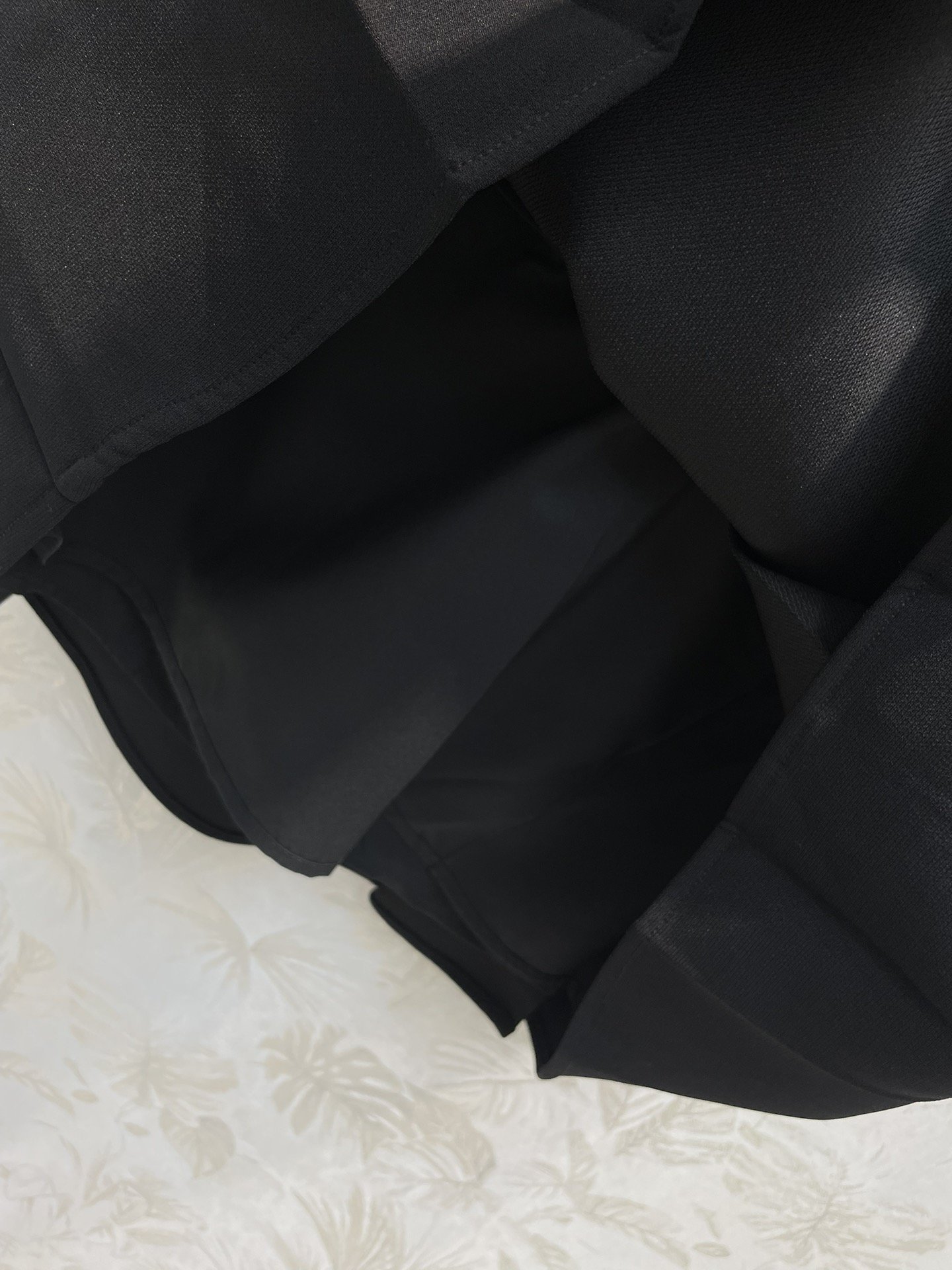 L家24春夏圆领短袖腰带连衣裙按扣可调节腰带饰有该系列标志性的威尔士亲王图案该模型具有绝对精确制作的雕塑