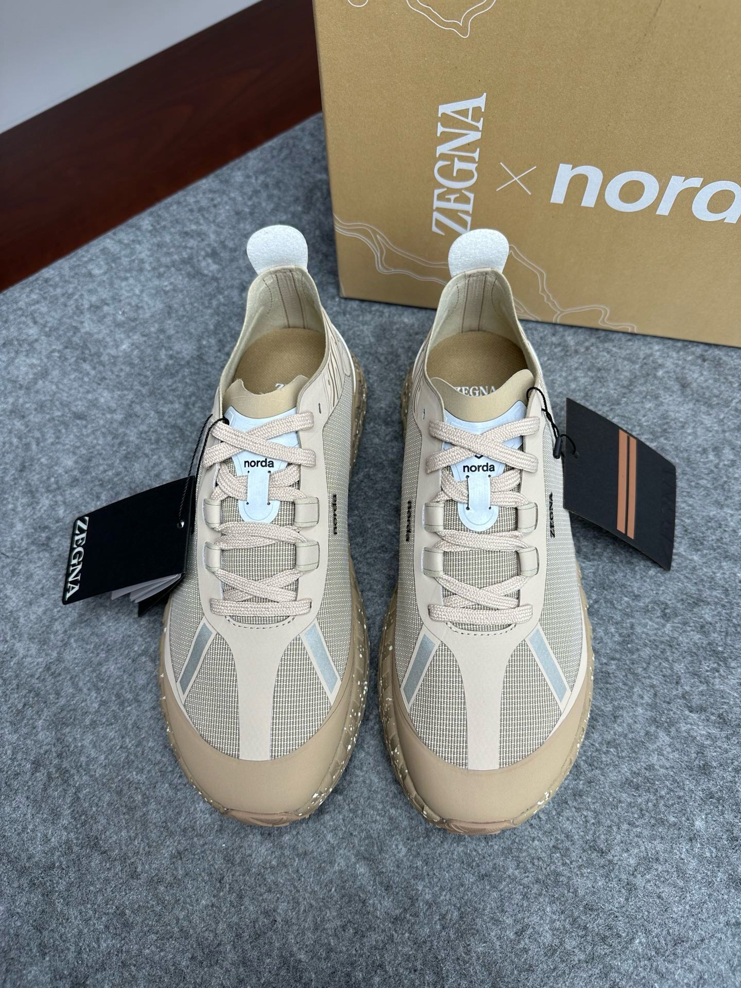 NO:216514,Brand Zegna Color Original Color Size 39-44 Standard Size Price Material New Jenia Men's Casual Shoes Zegna Joint Brand Xnorda Sports Running Shoes are released simultaneously on the official website Lightweight and breathable running shoes This sports running shoes are super breathable, and the dynamic and energetic sports running shoes provide you with stable support and show your personality. The distinctive contrasting color design can create the focus of attention regardless of inside or outside the sports field. The car's midsole cover is made to move the foot bed. The shoes are light and easy to wear, the soles are soft and comfortable, and the soles are designed as Vlbram brand LOGO film, which is shock-proof and anti-slip. The production process is perfectly integrated with high technology, comfortable and excellent performance!  ,Jenia casual sneakers zegna sneakers19860909品牌Zegna 颜色原版配色 码数39-44标准码 价格 材质杰尼亚新款 男士 休闲鞋zegna杰尼亚联名款Xnorda 运动跑鞋 官网同步发售 轻便透气跑步鞋 这款运动跑鞋上脚透气性超好,满蕴动感活力的运动跑鞋为您提供稳固支撑,秀出个性风采.鲜明的撞色设计,不论运动场内外,均能造就瞩目焦点.车中底套楦做法,可活动脚床.鞋子轻便好穿,鞋底软弹舒适,大底设计为Vlbram品牌LOGO底片,防震防滑. 制作工艺与高科技完美融合、舒适不凡,性能优异！,杰尼亚 休闲运动鞋,zegna,sneakers,Men's shoes