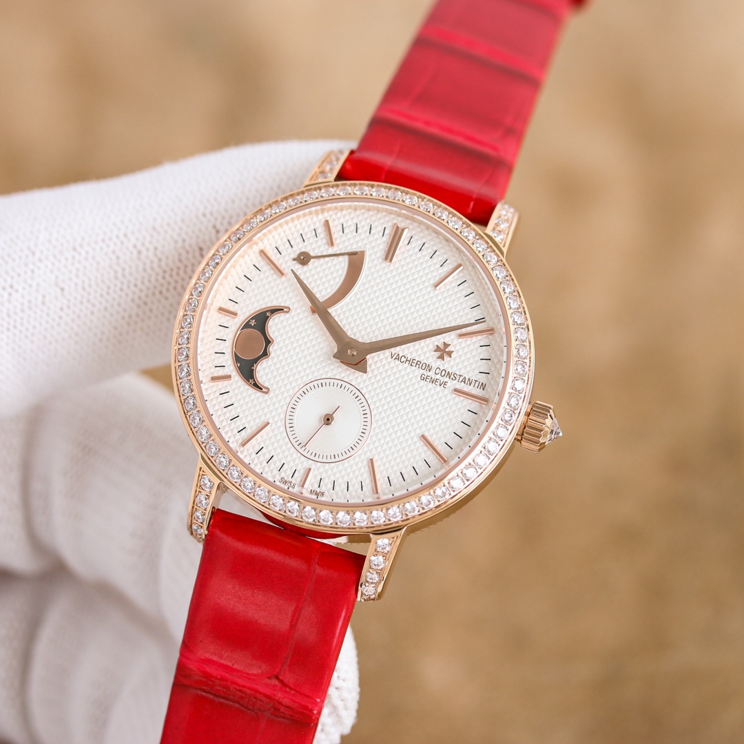 NO:147871,The white gold Vacheron Constantin series moon phase watch is matched with a diameter of 36 mm, with a round white gold case, the bezel, lugs and crown are inlaid with 81 diamonds with a total weight of about 1.2 carats. The white mother-of-pearl dial is equipped with the most poetic moon phase display function among all the complex functions of the high-end watch. The watch is equipped with a movement independently developed and manufactured by Vacheron Constantin, and its power reserve is about 72 hours, which can provide sufficient power for the hours, minutes, small seconds and moon phase display functions. The watch is also equipped with a low-key and elegant Italian calf belt. The elegant and gentle design is the best choice for daily matching.,,vacheron,cowhide19860909白 金江诗丹顿传袭系列月相腕表搭配直径36毫米 圆形白金表壳,表圈、表耳和表冠镶嵌了总重约1.2克拉的81颗美钻  白色珍珠贝母表盘之上配备了高级腕表所有复杂功能当中最富诗意的月相盈亏显示功能.  腕表搭载由江诗丹顿自主研发并制造的机芯,动力储存约72小时,可为小时、分钟、小秒针及月相盈亏显示功能提供充足动力.   腕表还搭配了低调优雅的意大利小牛皮带优雅柔媚的设计是日常搭配的上佳之选.,,vacheron,cowhide,Watch