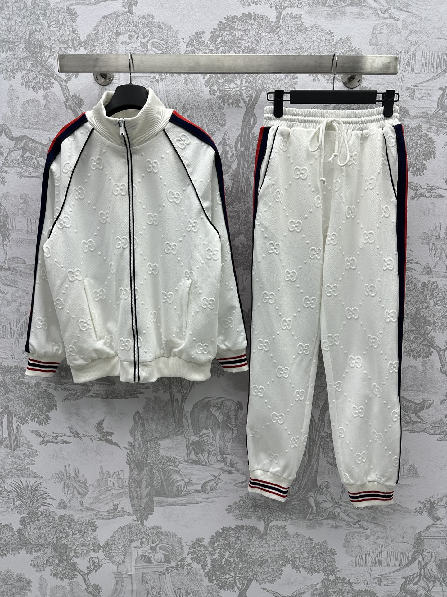 NO:696643,Gucc*'s new arrival jacquard jacket suit is made of customized YB imported twill cotton material. The texture is retro and high-end. Decorated with plain red and green stripes in contrasting design. Bundle support. Stylish and stylish. Three-dimensional jacquard letter texture processing. Stiff and stylish. Makes the outfit more lazy and relaxed. Fabric accessories development. Jacket and jacket with leggings trousers. Convenient and handsome. Can be worn by both men and women. High version 2 colors,,gucci,jackets & coats,jackets & coats,19860909Gucc*新品上架提花夹克套装定制YB进口斜纹棉质材质 质感复古高级 饰以平纹红绿边条撞色设计 捆条加持 时髦洋气 立体提花字母肌理处理 挺括有型 让穿搭更为慵懒松弛 面辅料开发 夹克外套搭配束腿长裤 便捷帅气 男女均可驾驭  高版本2色,,gucci,jackets & coats,jackets & coats,,Women's clothing