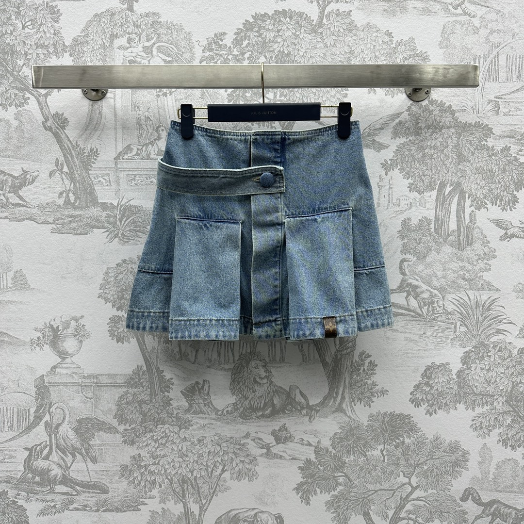 NO:696620,Louis Vuitto* new product on the shelves, side strap denim pleated skirt, customized YB imported twill cotton denim material, multiple washes, soft and comfortable, showing retro fashion style, decorated with one-side belt, pleated design at the hem, small logo embellishment at the lower corner, making the denim no longer simple and monotonous. Development of surface accessories.19860909Louis Vuitto*新品上架侧带牛仔压褶裙定制YB进口斜纹棉牛仔材质 多重水洗 柔软舒适 呈现复古时髦风情 饰以单侧腰带装饰 下摆压褶设计 下角老花皮牌小标点缀 让牛仔不再简约单调 面辅料开发 A摆半裙剪裁 叠加系列外套 无忧穿搭  高版本,,louis vuitton,skirts,jackets & coats,,Women's clothing
