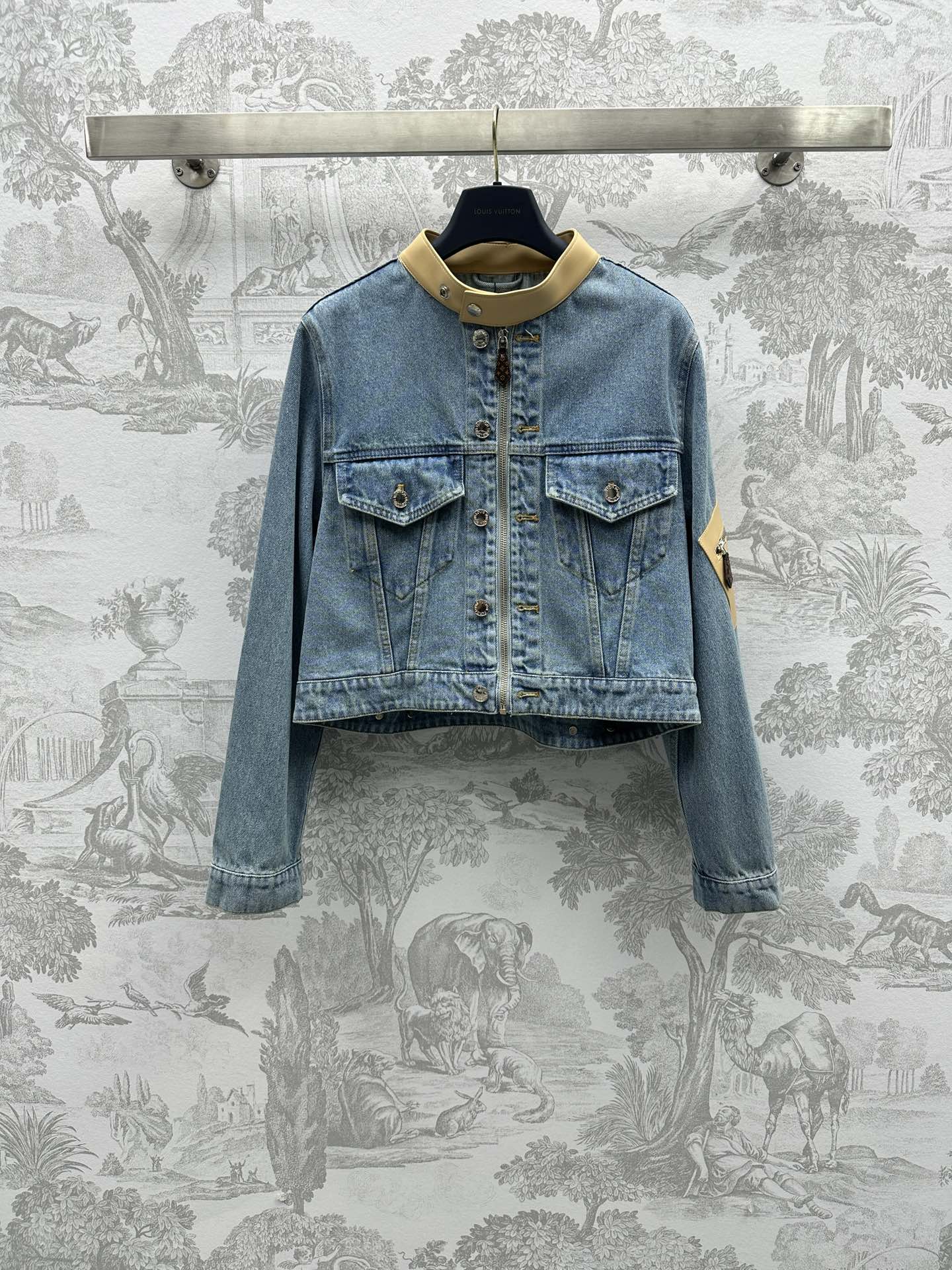 NO:696639,Louis Vuitto* new arrival leather denim jacket customized YB imported twill cotton denim material multiple washes soft and comfortable showing retro fashion style decorated with apricot leather collar splicing decoration contrasting color design to make the denim no longer simple and monotonous surface accessories development fashionable jacket style tailoring neat and handsome upper body stacked series of dresses, skirts and shorts worry-free wear high version, Louis Vuitton, skirts, shorts, jackets & coats, jackets &  coats,19860909Louis Vuitto*新品上架拼皮牛仔外套定制YB进口斜纹棉牛仔材质 多重水洗 柔软舒适 呈现复古时髦风情 饰以杏色皮革领拼接装饰 撞色设计 让牛仔不再简约单调 面辅料开发 时髦夹克版型剪裁 上身利落帅气 叠加系列连衣裙半裙短裤 无忧穿搭  高版本,,louis vuitton,skirts,shorts,jackets & coats,jackets & coats,,Women's clothing