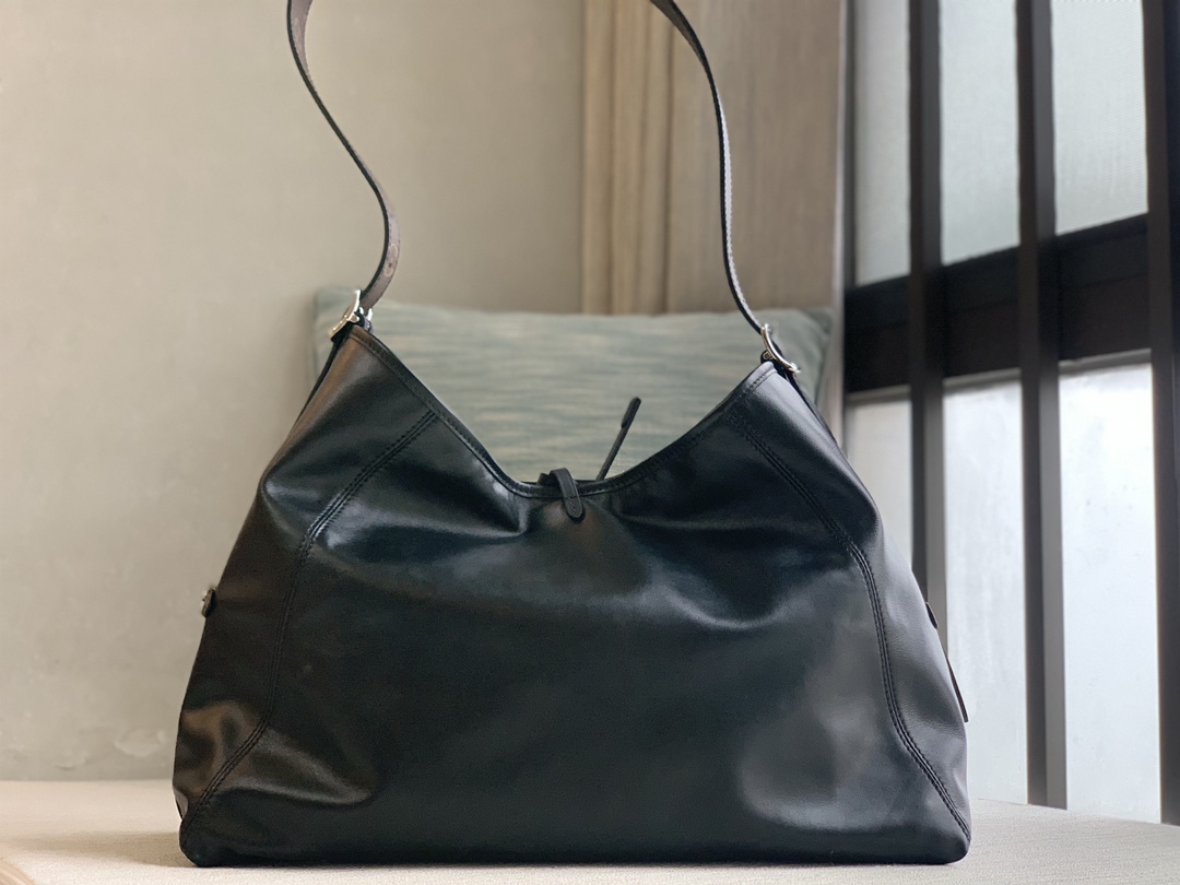 Louis Vuitton LV official sale M25143 black oil wax leather medium size