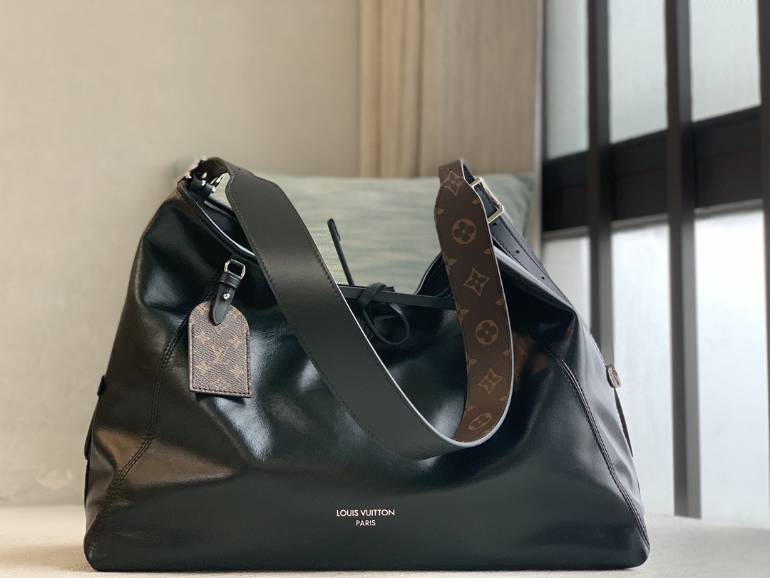 Louis Vuitton LV official sale M25143 black oil wax leather medium size