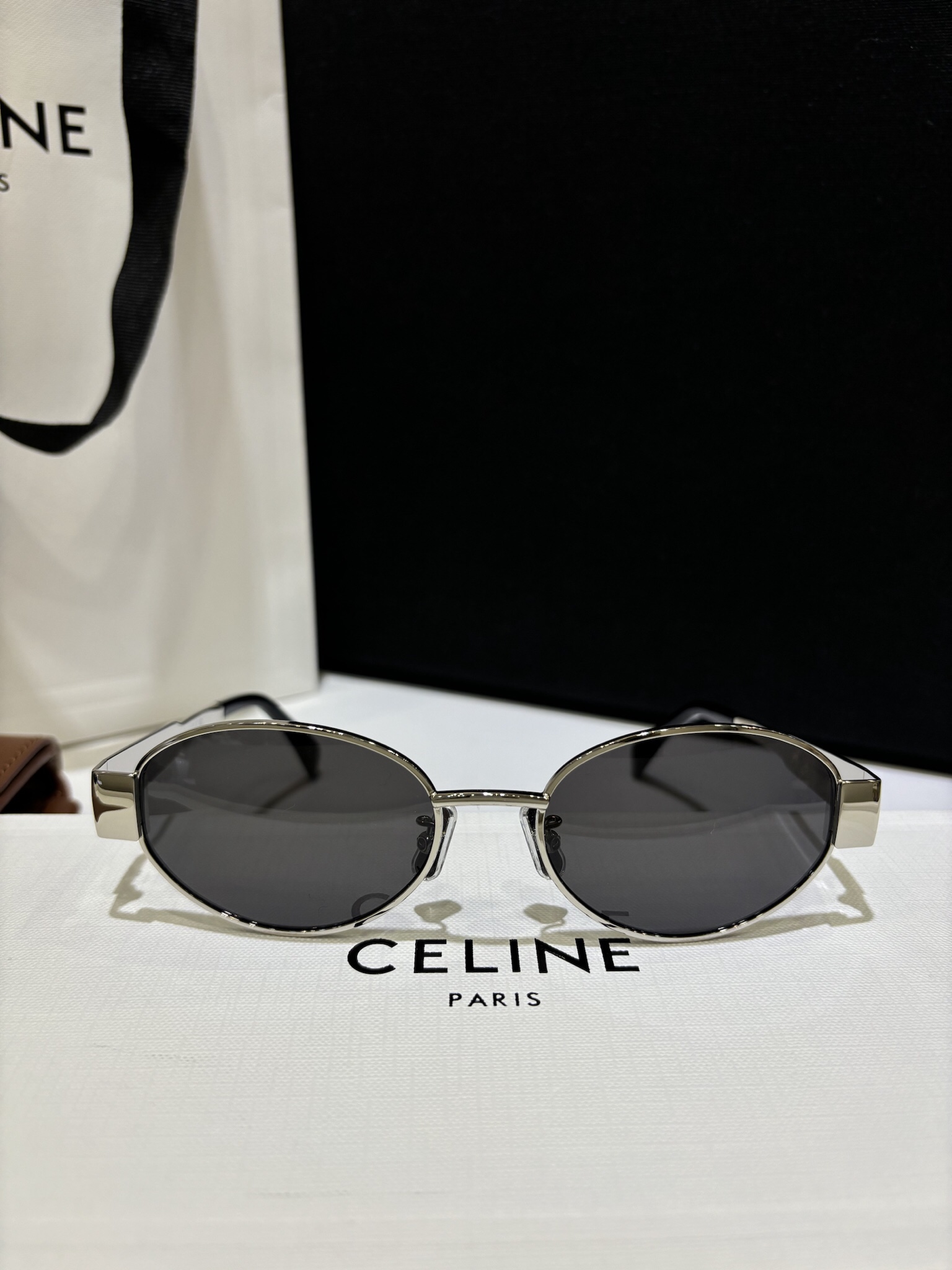 NO:635130,CL40235U Arc de Triomphe retro metal sunglasses, the same style as Lisa, the color of the metal is super positive, the logo on the side is layered and looks very high-quality, zp grade, comes with glasses and crossbody bag packaging set., satchels, crossbody bags, Cardia high-end jewelry19860909CL40235U 凯旋门复古金属太阳镜 lisa同款,金属的颜色超正,侧面logo层次感十足看上去就是很质感,zp级,配齐眼镜斜挎包包装一套.,,satchels,crossbody bags,卡迪亚高端饰品,Jewelry