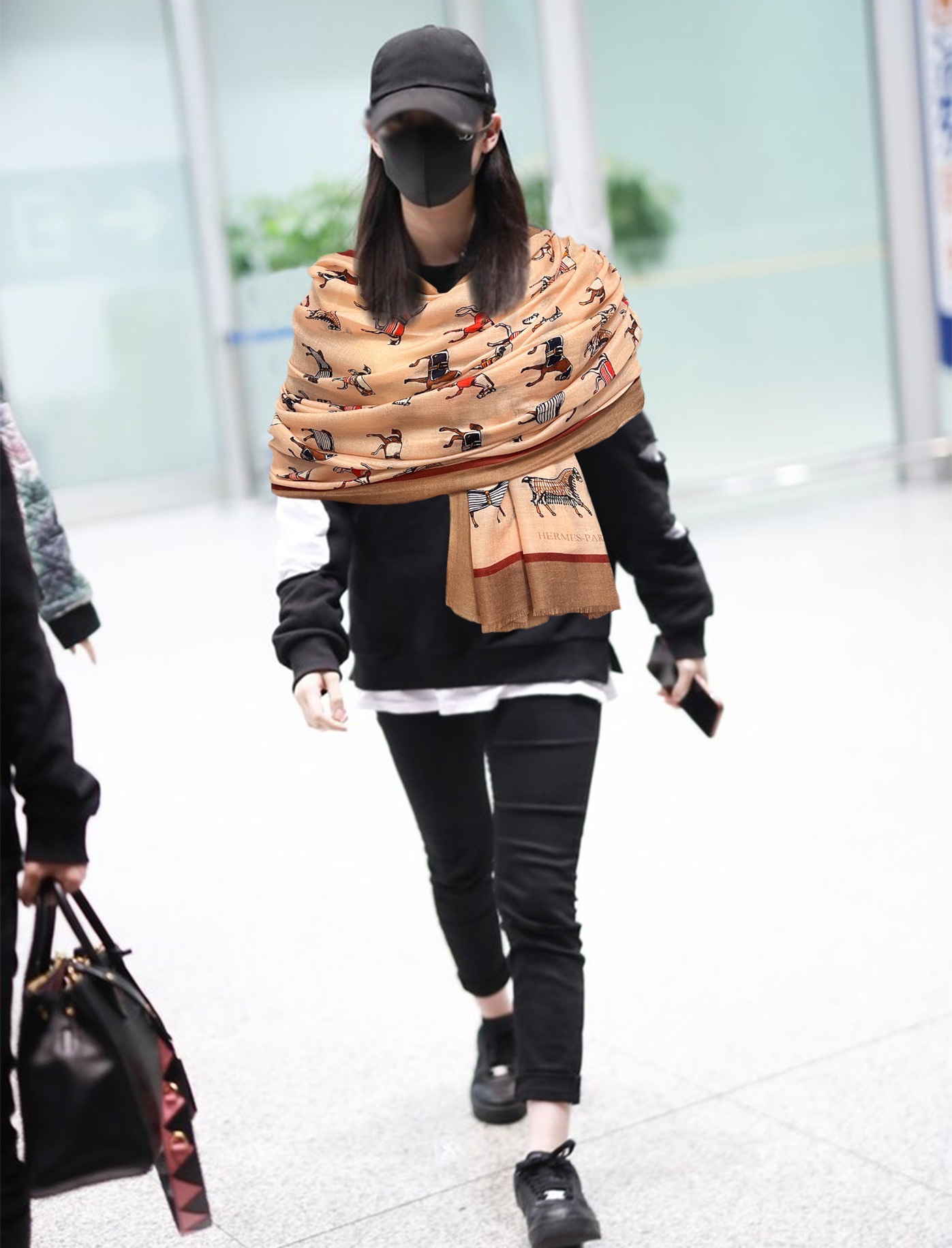 NO:173072,The latest top-level design of H-H-Home is so beautiful, I really like [Ring Velvet Scarf] The real thing is really beautiful. The shawl is printed with print, the design is very well-designed and painted. The details can be seen. The whole scarf gives people a big brand aura and is very exquisite and high-end VIP recommendation is definitely worth buying. Size 100xcm, material cashmere, high-version scarf, ring, shawls19860909上新H家 最新款顶级设计太美了,真心赞【戒指绒长巾】实物真心美 披肩配以印花无论设计喷绘都是非常到位细节都可见整个围巾给人大牌气场的同时又非常精致高端VIP推荐绝对值得入手尺寸100xcm,材质羊绒,高版本围巾,ring,shawls,scarf