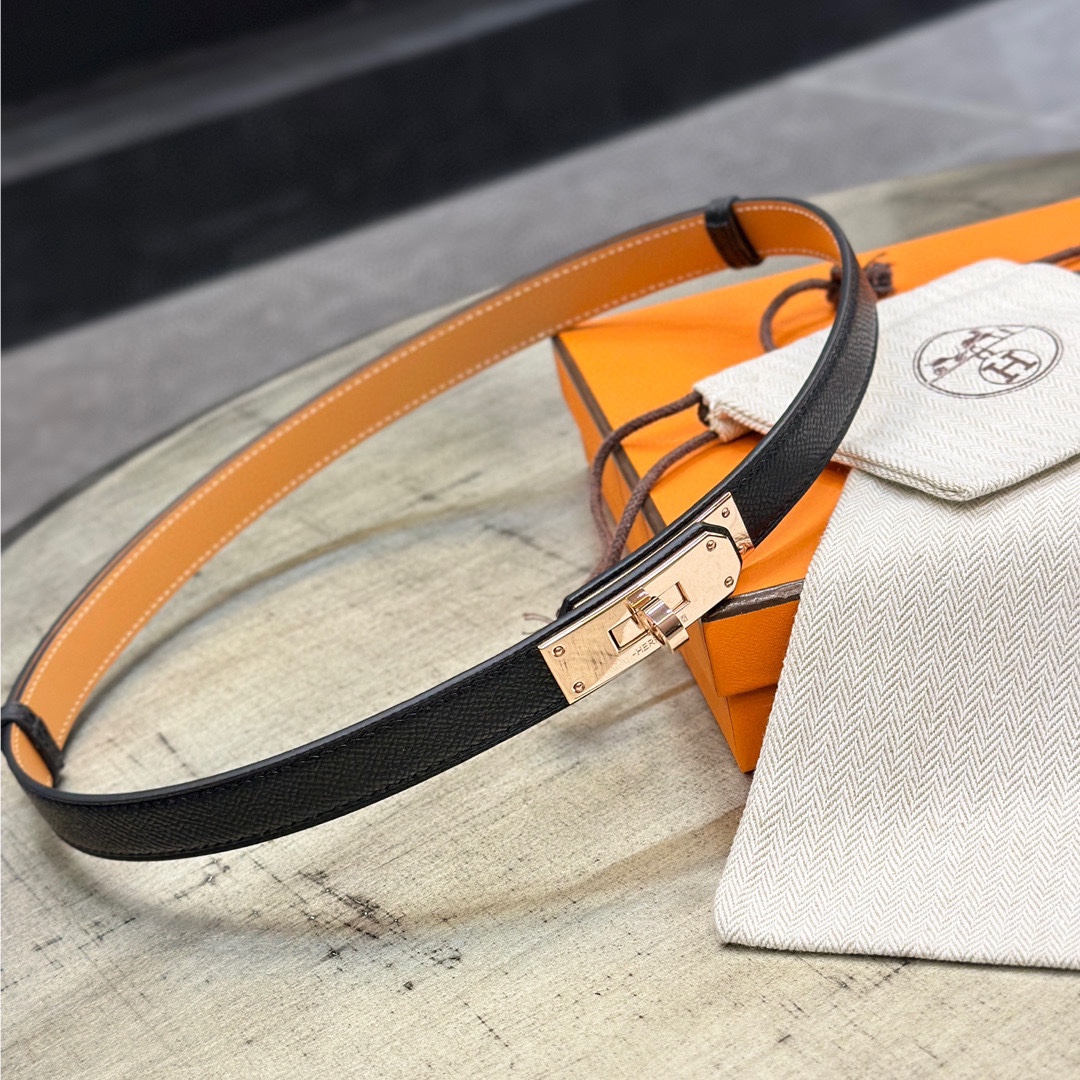 💰170  爱马仕 女装Kelly 1.8腰带Epsom小牛皮腰带，Kelly皮带扣。
借助巧妙的可调节设计，可以将腰带系于腰间或髋部。