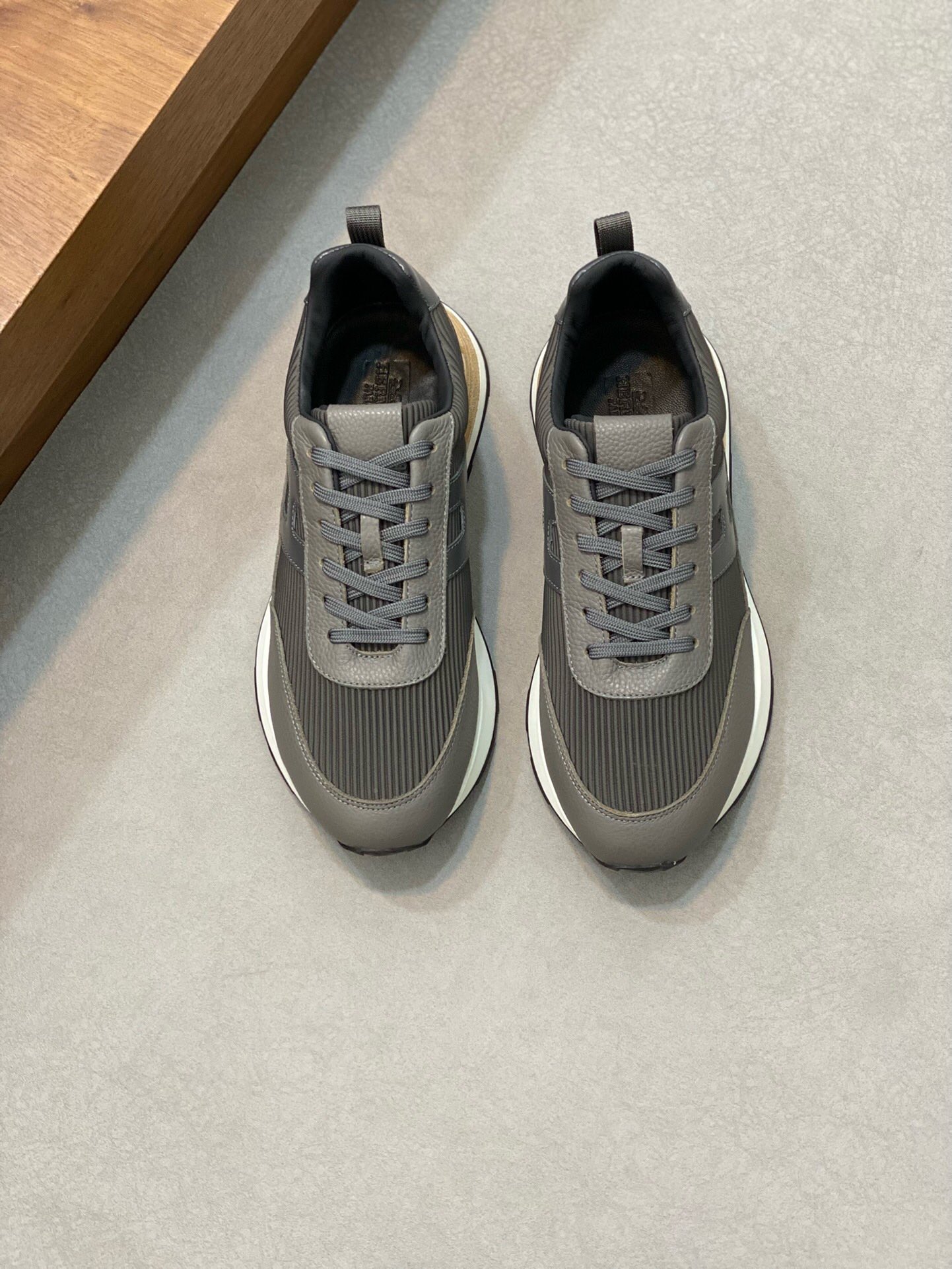 NO:216962,Brand HERMES original color matching, size 38-44 custom made 45 price, new Hermes style, boutique, casual sports shoes, imported cowhide upper, imported cowhide, silky cowhide, stylish, dynamic original, Hermes comfortable sole, simple and generous sports and leisure, Hermes casual shoes, hermes, hermes, sneakers, cowhide19860909品牌HERMES 颜色原版配色 码数38-44定做45 价格 材质爱马仕新款 精品 休闲运动鞋 鞋面进口牛皮搭配布面打造牛皮内里 牛皮垫脚 版型时尚 动感十足原版 爱马仕舒适大底 简洁大方运动休闲,爱马仕 休闲鞋,hermes,hermes,sneakers,cowhide,Men's shoes