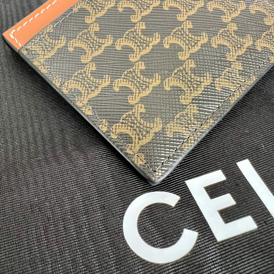 印花标志花卡包，尺寸10.5x7 厘米，涂层帆布，羊皮革包边，衬里牛皮革/织物，金色金属件，2个卡槽，一