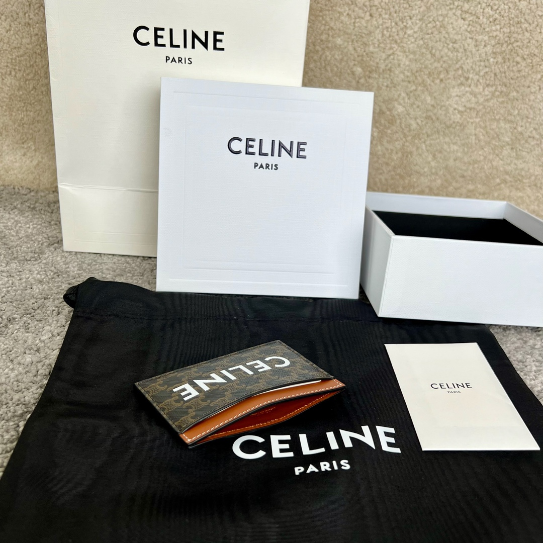 印花标志花卡包，尺寸10.5x7 厘米，涂层帆布，羊皮革包边，衬里牛皮革/织物，金色金属件，2个卡槽，一