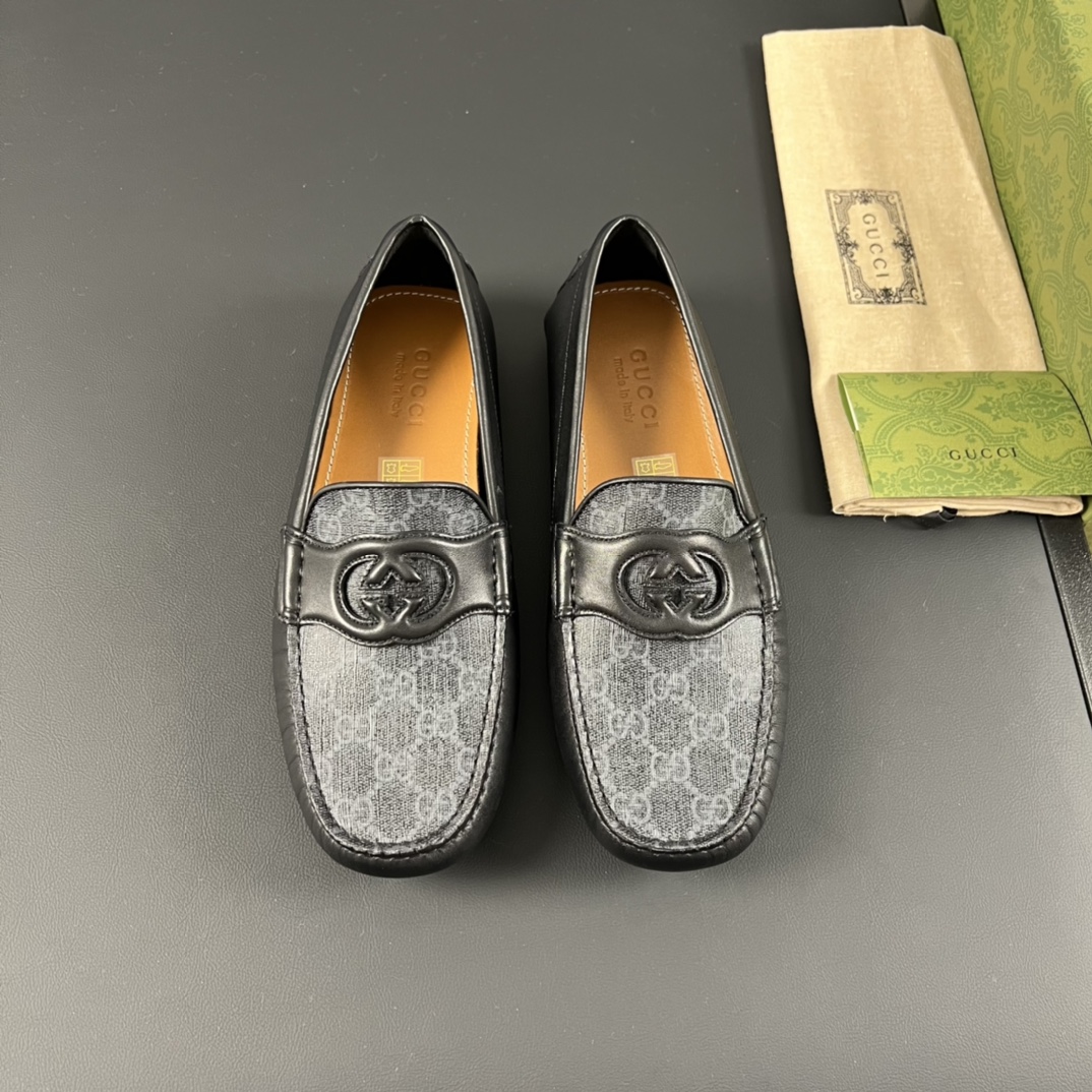 *Estos mocasines de cuero negro están realzados con herrajes Horsebit en tono paladio. Diseñados como una versión elega…