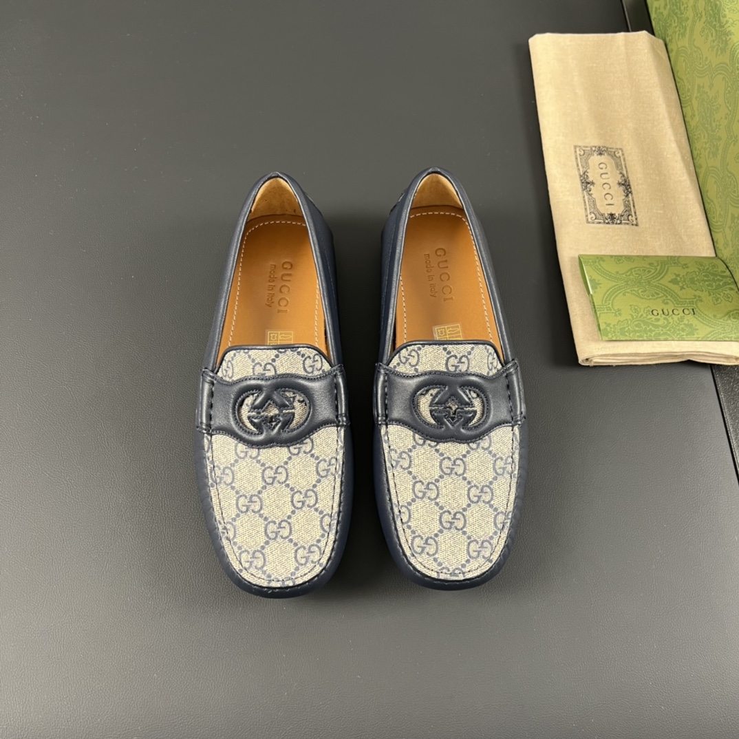 Mocasines de cuero negro sólido de Gucc* realzados por herrajes Horsebit en tono paladio. Diseñados como una …
