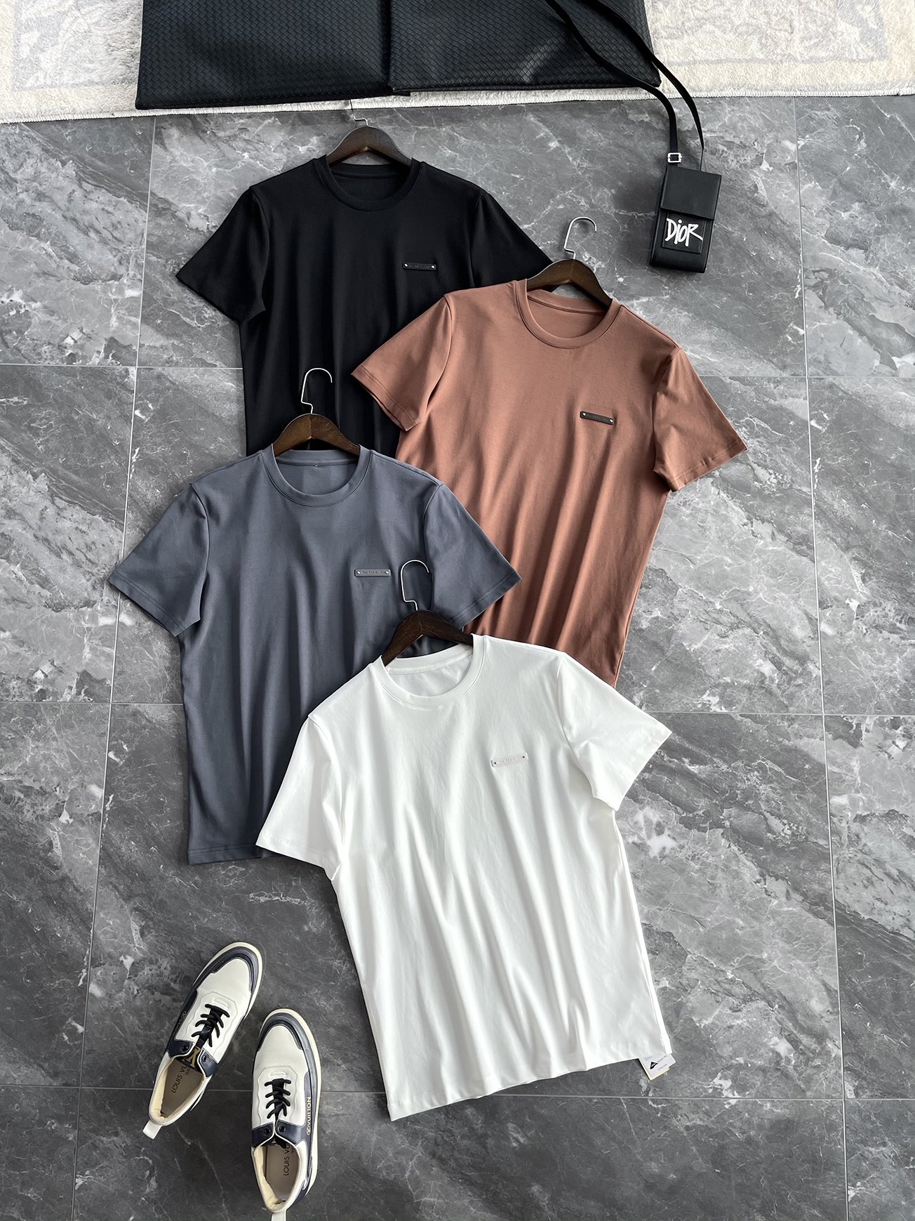 NO:845302,Blue D's, leather brand decorative details, Gomous cotton round neck T-shirt, the latest summer T-shirt has a simple and clear design, new mousse cotton fabric, classic leather stud details embellished on the chest, and the logo 1895 are the most classic elements of the B family. This time the designer applied these to this dress, and it is bound to create another versatile and popular item that will surprise everyone!  !  !  The fabric is made of imported top-grade 90 cotton Lycra fiber and selected long-staple cotton fabric. Its fiber length is longer and softer, stronger and stronger, and its color fastness is stronger. The color and fabric will be more innovative than conventional cotton. The texture is also dense and delicate, soft, wide, stylish, breathable and comfortable.  Elegant British-style sports and leisure style, simple and versatile new style, and the craftsmanship is always as accurate as a big brand. Especially the details of the letter badge on the chest are made of natural leather, which feels comfortable, three-dimensional and full, exquisite and stylish. The 60s mercerized cotton knitted collar is then specially dyed.  Craftsmanship weaving, the neckline created by it is not easy to deform after long-term wear, and the inner hemming process is excellent, reflecting luxury quality everywhere. The classic straight cut is fashionable and versatile. No matter what style you want to wear, it will be easy to wear. Hurry up and get one, it will definitely make you feel value for money!  !  Color black, gray, white, brown [Size] M-XXXL (48-56) Model number ELY3141 M size bust 96 shoulder width 42.5 sleeve length 22 length 66 L size chest size 100 shoulder width 43.7 sleeve length 22.5 length 68 XL size bust 104 shoulder width 44.9 sleeve length 23 length 70 XXL size  Bust 108, shoulder width 45.1, sleeve length 23.5, clothing length 72, XXXL size, bust 112, shoulder width 46.3, sleeve length 24, clothing length 73, dior, tees, t-shirt,19860909布鲁D家,皮牌装饰细节格慕斯棉圆领T恤,  最新推出的夏款T恤衫设计简洁明了,全新慕斯棉面料,经典的皮革撞钉细节点缀在胸前,标志的1895都是B家最经典的元素了.而这次设计师将这些都运用到这件衣服上,必然是要打造出又一惊艳众人的百搭级爆款单品了！！！ 面料选用进口的顶级90棉莱卡纤维,精选长绒棉面料,它的纤维长度更长莄柔,强韧度更高,色牢度也更强,不论色彩还是面料方面都会比常规的棉布更显新.质地也密实细腻,柔软挺阔有型、透气舒适. 雅致英伦调性的运动休闲风,简洁百搭的全新款式,工艺也是处处都秉承着大牌应有的精准.尤其是胸前字母徽章细节,采用天然皮革打造,手感舒适,立体饱满,精致有型,60s丝光棉针织领口,再经由特殊色织工艺织造,由此打造出来的领口久穿不易变形,内里包边工艺上乘,处处体现着奢华品质,经典的直筒版型裁剪,时尚百搭,无论你想作为何种风格的穿搭都会得心应手,赶紧入手一件吧,绝对会让你感到物超所值！！ 颜色黑色、灰色、白色、咖啡色【尺码】M-XXXL（48-56）款号ELY3141 M码胸围96 肩宽42.5 袖长22 衣长66 L码 胸围100 肩宽43.7 袖长22.5 衣长68 XL码胸围104 肩宽44.9 袖长23 衣长70 XXL码 胸围108 肩宽45.1 袖长23.5 衣长72 XXXL码 胸围112 肩宽46.3 袖长24 衣长73,,dior,tees，t-shirt,,Men's clothing