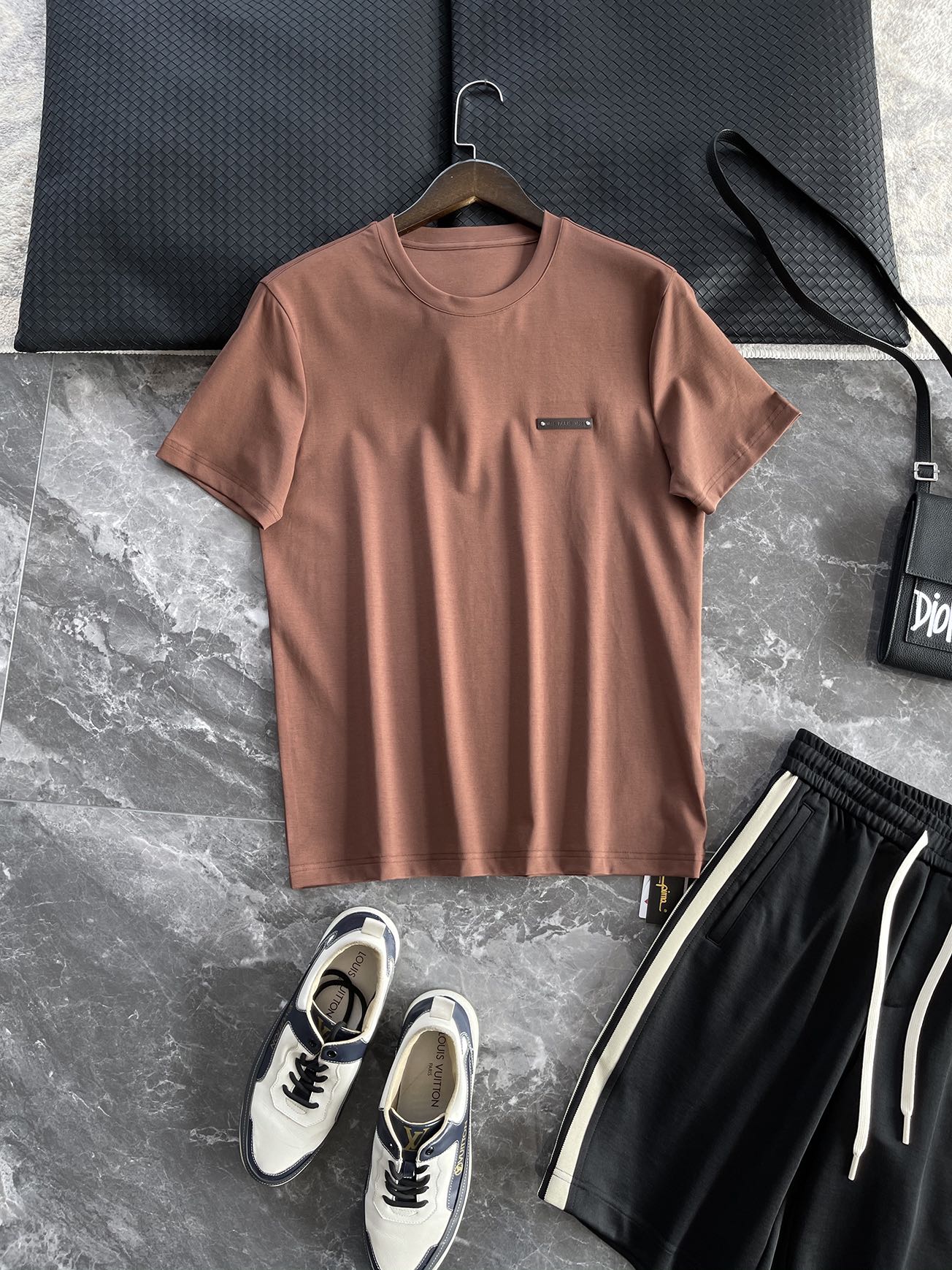 NO:845312,Blue D's, leather brand decorative details, Gomous cotton round neck T-shirt, the latest summer T-shirt has a simple and clear design, new mousse cotton fabric, classic leather stud details embellished on the chest, and the logo 1895 are the most classic elements of the B family. This time the designer applied these to this dress, and it is bound to create another versatile and popular item that will surprise everyone!  !  !  The fabric is made of imported top-grade 90 cotton Lycra fiber and selected long-staple cotton fabric. Its fiber length is longer and softer, stronger and stronger, and its color fastness is stronger. The color and fabric will be more innovative than conventional cotton. The texture is also dense and delicate, soft, wide, stylish, breathable and comfortable.  Elegant British-style sports and leisure style, simple and versatile new style, and the craftsmanship is always as accurate as a big brand. Especially the details of the letter badge on the chest are made of natural leather, which feels comfortable, three-dimensional and full, exquisite and stylish. The 60s mercerized cotton knitted collar is then specially dyed.  Craftsmanship weaving, the neckline created by it is not easy to deform after long-term wear, and the inner hemming process is excellent, reflecting luxury quality everywhere. The classic straight cut is fashionable and versatile. No matter what style you want to wear, it will be easy to wear. Hurry up and get one, it will definitely make you feel value for money!  !  Color black, gray, white, brown [Size] M-XXXL (48-56) Model number ELY3141 M size bust 96 shoulder width 42.5 sleeve length 22 length 66 L size chest size 100 shoulder width 43.7 sleeve length 22.5 length 68 XL size bust 104 shoulder width 44.9 sleeve length 23 length 70 XXL size  Bust 108, shoulder width 45.1, sleeve length 23.5, clothing length 72, XXXL size, bust 112, shoulder width 46.3, sleeve length 24, clothing length 73, dior, tees, t-shirt,19860909布鲁D家,皮牌装饰细节格慕斯棉圆领T恤,  最新推出的夏款T恤衫设计简洁明了,全新慕斯棉面料,经典的皮革撞钉细节点缀在胸前,标志的1895都是B家最经典的元素了.而这次设计师将这些都运用到这件衣服上,必然是要打造出又一惊艳众人的百搭级爆款单品了！！！ 面料选用进口的顶级90棉莱卡纤维,精选长绒棉面料,它的纤维长度更长莄柔,强韧度更高,色牢度也更强,不论色彩还是面料方面都会比常规的棉布更显新.质地也密实细腻,柔软挺阔有型、透气舒适. 雅致英伦调性的运动休闲风,简洁百搭的全新款式,工艺也是处处都秉承着大牌应有的精准.尤其是胸前字母徽章细节,采用天然皮革打造,手感舒适,立体饱满,精致有型,60s丝光棉针织领口,再经由特殊色织工艺织造,由此打造出来的领口久穿不易变形,内里包边工艺上乘,处处体现着奢华品质,经典的直筒版型裁剪,时尚百搭,无论你想作为何种风格的穿搭都会得心应手,赶紧入手一件吧,绝对会让你感到物超所值！！ 颜色黑色、灰色、白色、咖啡色【尺码】M-XXXL（48-56）款号ELY3141 M码胸围96 肩宽42.5 袖长22 衣长66 L码 胸围100 肩宽43.7 袖长22.5 衣长68 XL码胸围104 肩宽44.9 袖长23 衣长70 XXL码 胸围108 肩宽45.1 袖长23.5 衣长72 XXXL码 胸围112 肩宽46.3 袖长24 衣长73,,dior,tees，t-shirt,,Men's clothing