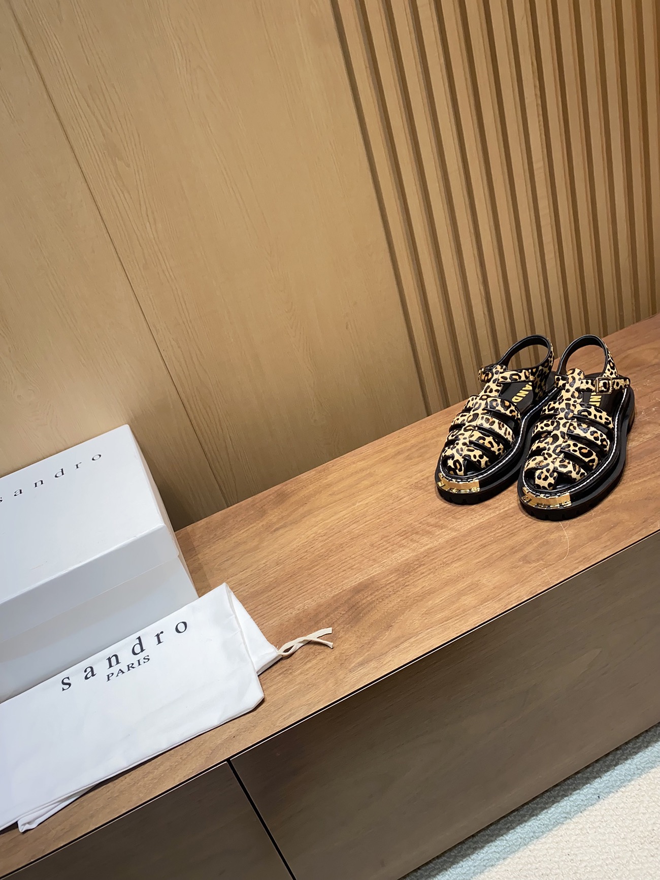 NO:246493,New large gold teeth thick-soled sandals!  A pair of impeccable Roman sandals 〖Sandro〗Representatives of young French brands have always been the favorite of French girls. A pair of shoes that can be worn at the counter. Extremely handsome. Unparalleled exquisite American and British style demonstration. Top original single strong goods. Fabric top-layer beaded cowhide/handsome horse hair. Inner sheepskin. Stepping cowhide. Outsole rubber foam sole (ultra-light) Size 35-40. Color black/accent horse hair. Factory first-time dollar, sandals, sandals, cowhide, sheepskin.19860909新款大金牙厚底凉鞋！一对无可挑剔的罗马凉鞋〖Sandro〗法国年轻品牌代表 一直是法国女孩的挚爱 一双可以穿去专柜的鞋子 帅到极致 无与伦比的精致之美英伦风示范 顶级原单强货 面料头层开边珠牛皮/帅气马毛 内里羊皮 垫脚牛皮 大底橡胶发泡大底（超轻） 码数35-40 颜色黑色/杏色马毛 工厂首发元,凉鞋,sandals,cowhide,sheepskin,Women's Shoes