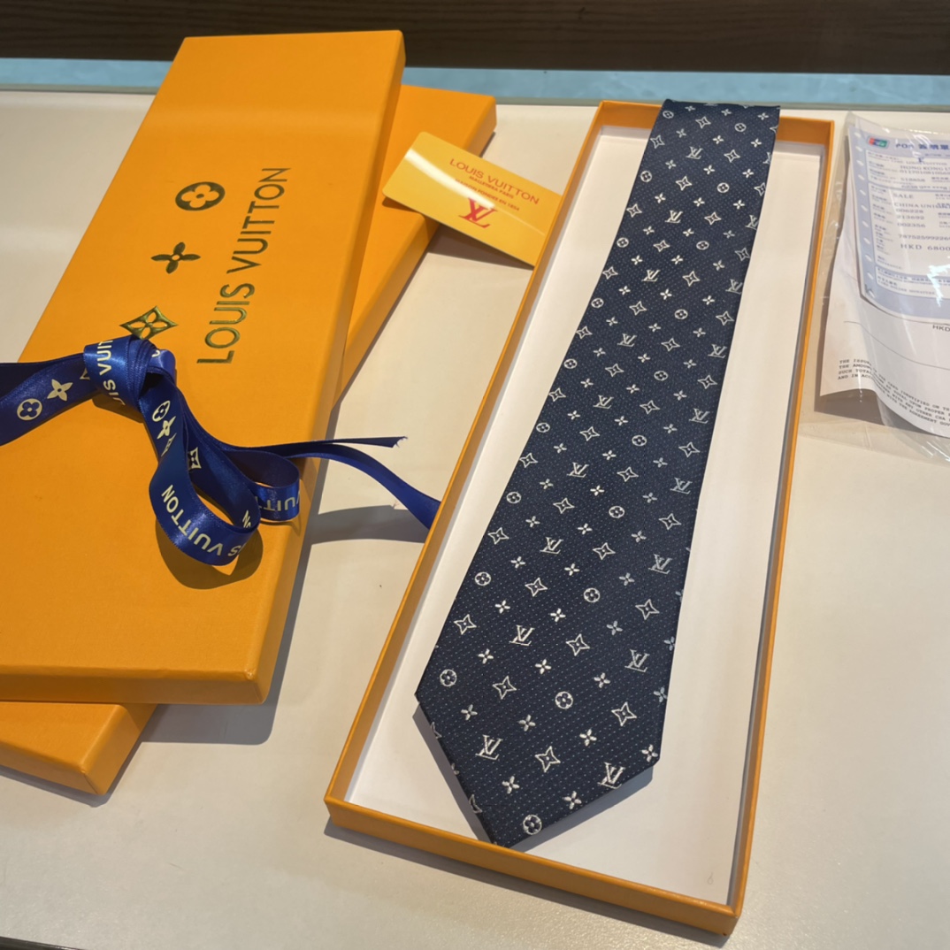 配包装专柜同歩精致的小Logo提花低调奢华大气的配色这款领带将Lv标志性的Damier图案以同色调手法演