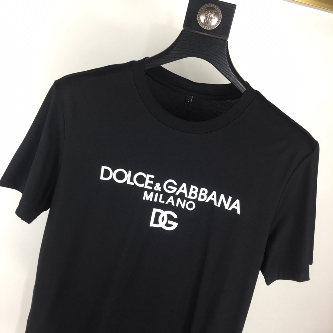 新品上市D.G...高端品质2024春夏新款首发专柜最新款短袖圆领T恤高端订制设计前卫时尚！品牌logo