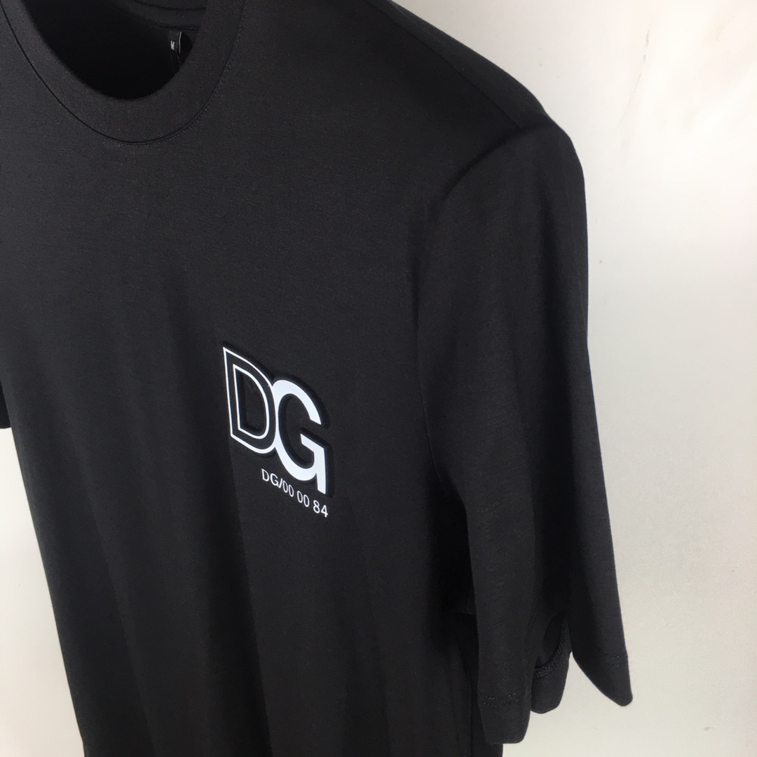 新品上市D.G...高端品质2024春夏新款首发专柜最新款短袖圆领T恤高端订制设计前卫时尚！品牌logo