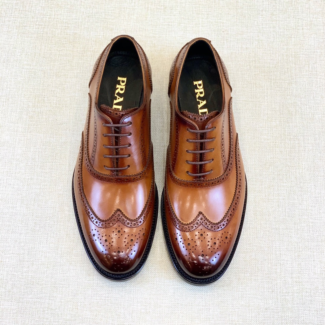 NO:679545,[P*] Original quality - Upper material, original imported rubbed calfskin - Brogue hand-carved design on toe - Water-dyed cowhide lining - Original leather outsole -Size 38-44 -,,cowhide,Leather soles19860909【P*】原单品质 -鞋面材质,原版进口擦色小牛皮 -鞋头布洛克手工雕花设计 -水染牛皮内里 -原版真皮大底 -Size 38-44 -,,cowhide,Leather soles,Men's shoes