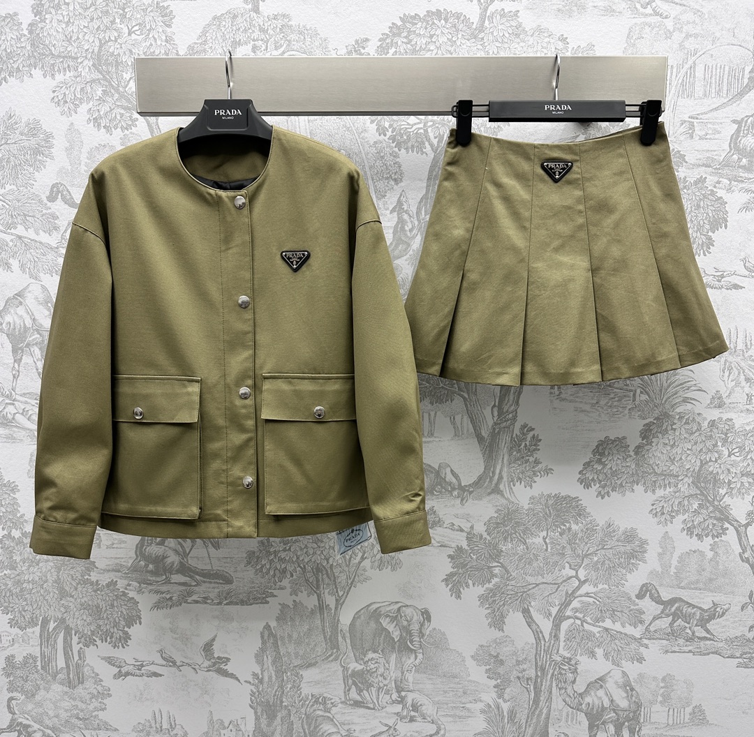 NO:696631,Prad* new product is on the shelves. Round neck jacket suit skirt. Customized YB imported material. The texture is shiny and delicate. Metal triangle mark embellishment on the chest. Zipper concealed button jacket and pleated skirt. A set of upper body is very handsome. Work style is classic and fashionable. It does not pick out the crowd. Development of fabric accessories. Loose jacket. Big pocket design at the hem. The round neck design is different from the conventional lapel. It shows more temperament. The army green atmosphere is full of unique personality. Paired with the skirt of the same series, it is also decorated with the triangle mark. High-waisted pleated skirt tailoring.  Covers the belly while showing off the design style. Suit upper body. Workwear casual style. Must-have for sweet and cool girls. High version, prada, skirts, jackets & coats, jackets & coats,19860909Prad*新品上架 圆领夹克套装裙 定制YB进口材质 质感光泽细腻 胸前金属三角标点缀装饰 拉链暗扣外套压褶半裙 一套上身帅气十足 工装风经典时髦 不挑人群 面辅料开发 宽松夹克外套 下摆大口袋设计 圆领设计区别常规翻领 更显气质 军绿色氛围感满满 个性独特 搭配同系列半裙 同样饰以三角标呼应 高腰压褶裙剪裁 遮小肚子同时又可以很好的展现设计风格 套装上身 工装休闲风 甜酷女孩必备 高版本,,prada,skirts,jackets & coats,jackets & coats,,Women's clothing