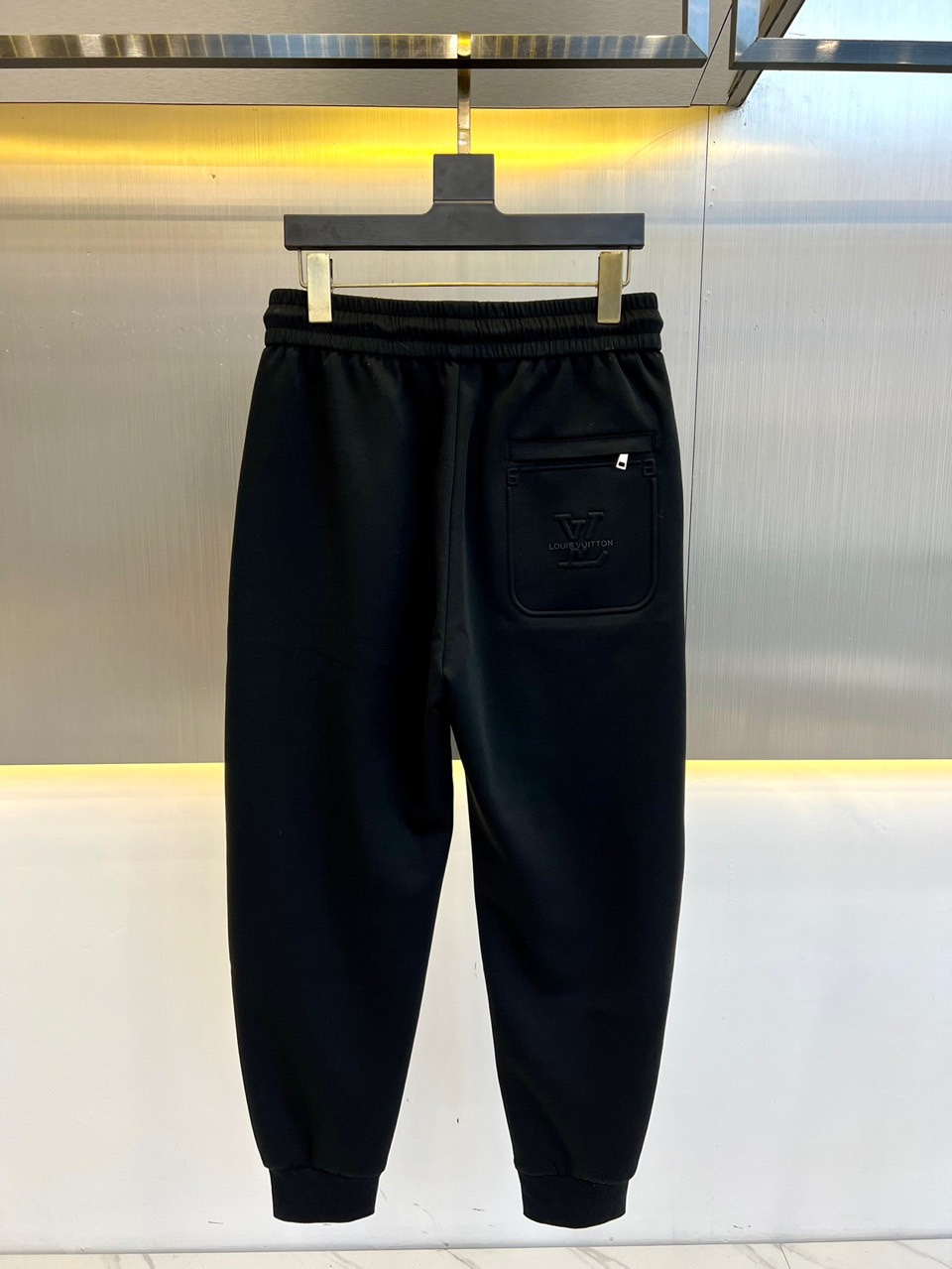 v24s新品男士休闲卫裤一款松紧腰休闲卫裤兼备的百搭裤装也是男士衣橱里不可缺少的搭配神器属于实穿型的经典