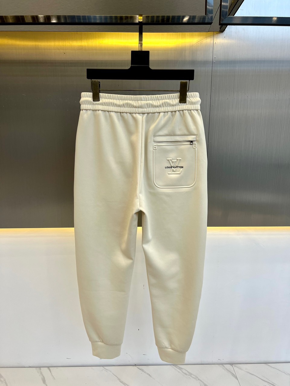 v24s新品男士休闲卫裤一款松紧腰休闲卫裤兼备的百搭裤装也是男士衣橱里不可缺少的搭配神器属于实穿型的经典