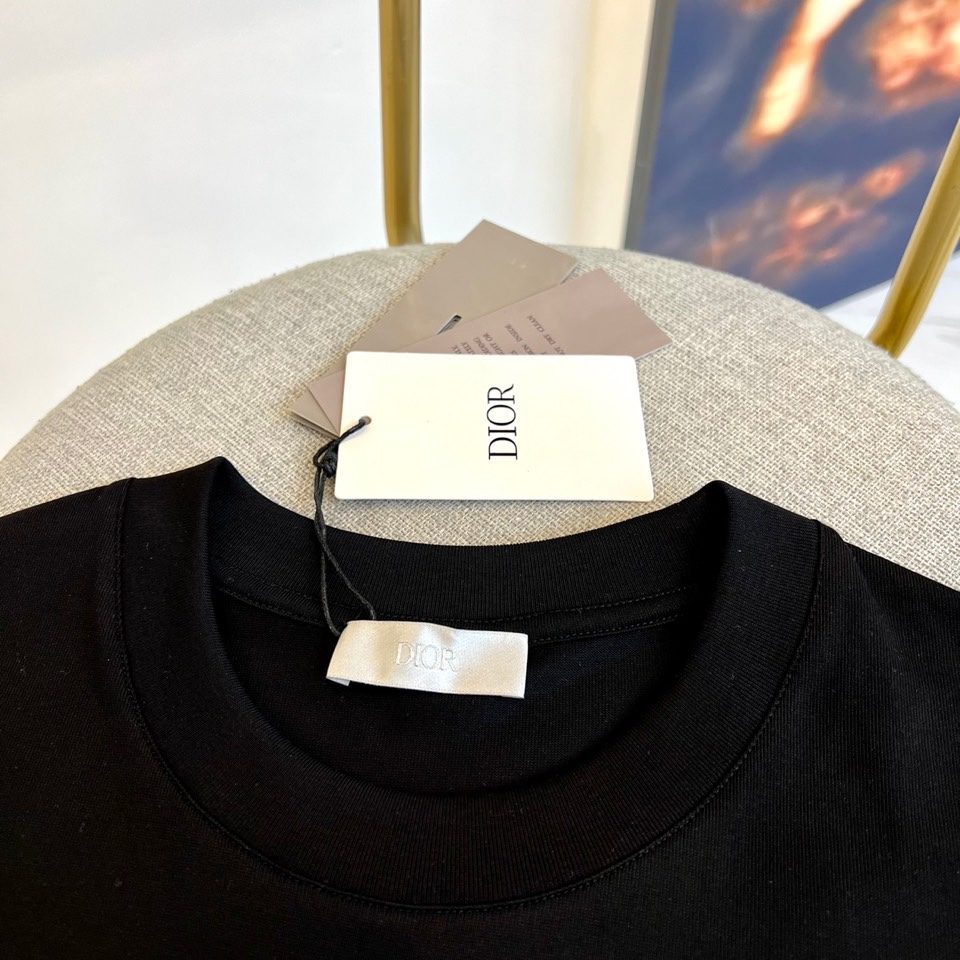 Dior迪奥2024春夏男士休闲运动长袖涂鸦风字母印花logo圆领短袖T恤其吸睛度完全不亚于任何经典款式