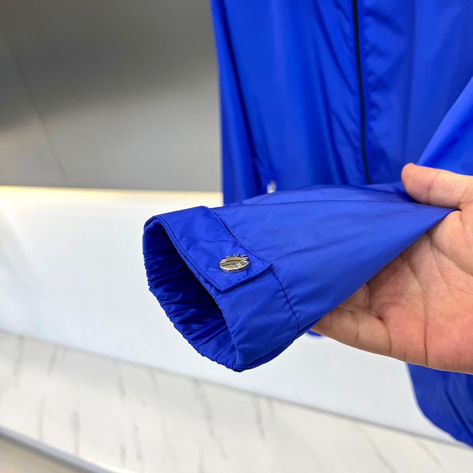 Mon蒙口2024春夏新款夹克外套采用进口环保面料高效持久防水透气防撕裂性能效果尤为明显！夹克版型简约大