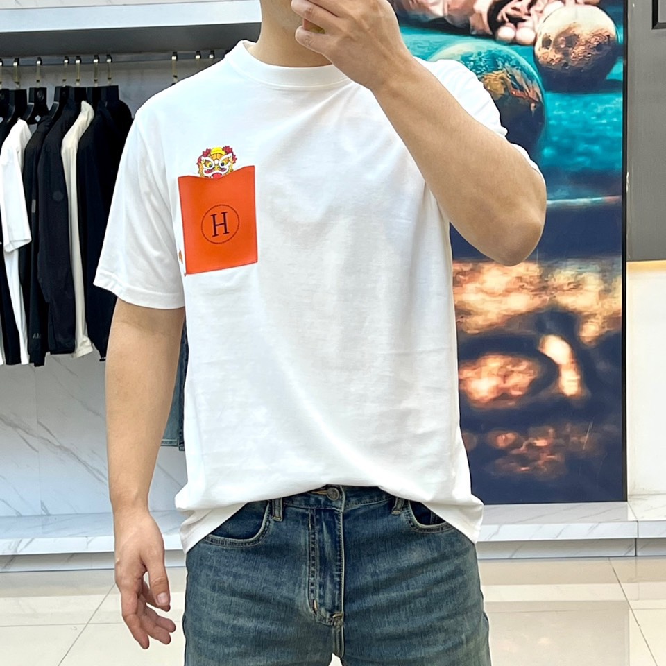 H爱马仕24SS新品短袖T恤为男士单品此款面料看起来简单实际摸到手上具有水流一般的柔滑手感爽滑有韧劲细腻