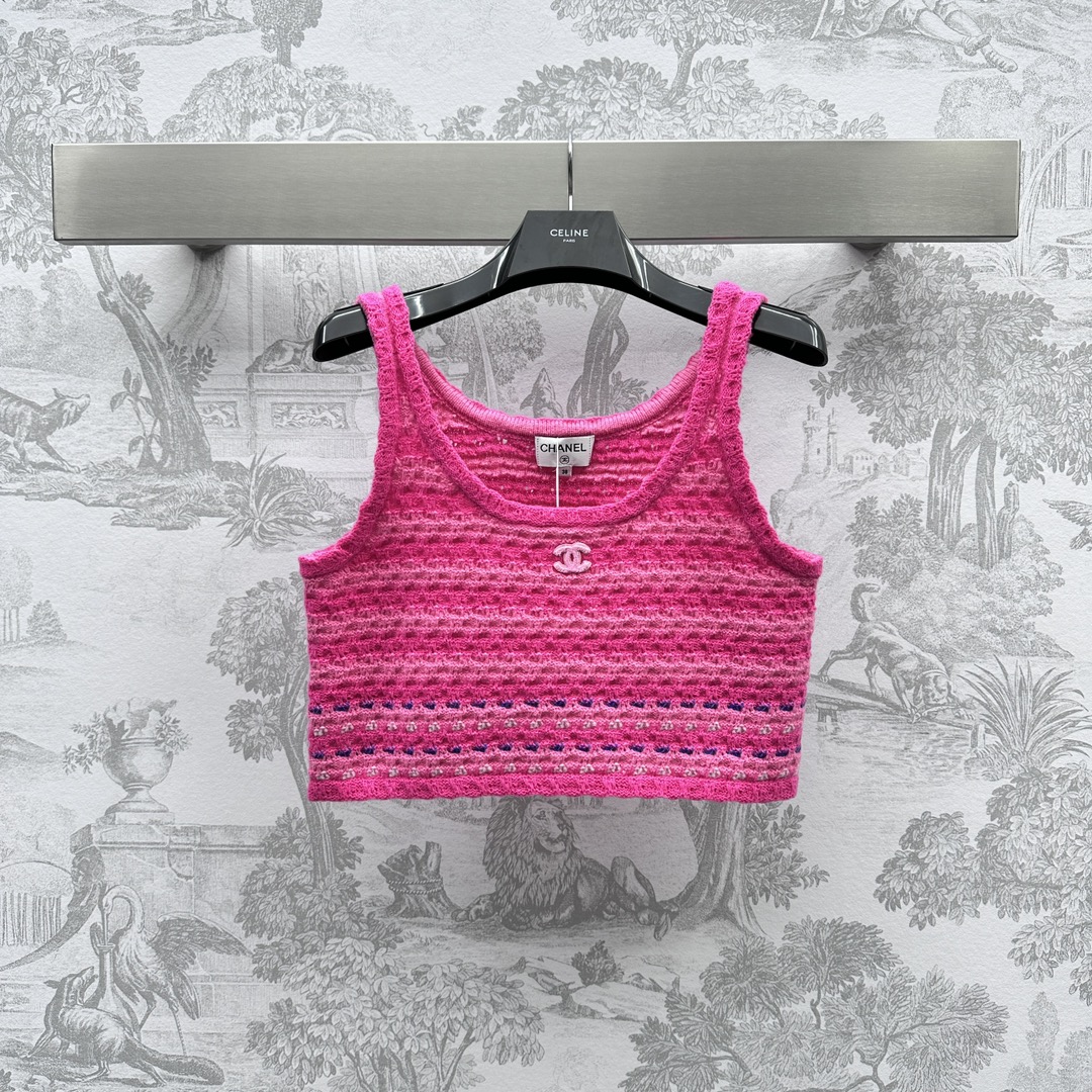 NO:696635,Chane* new product launch round neck striped vest. Customized YB imported all-wool material. Striped contrasting color design. Youthful and beautiful. Classic and versatile. Double C decoration on the chest. High-end fashion. Round neck design. The upper body is slimmer and more fashionable. The vest style can be worn alone or layered. It can be controlled in all seasons. High version 36 38 40,,chanel,19860909Chane*新品上架圆领条纹背心 定制YB进口全羊毛材质 沿用条纹撞色设计 青春靓丽 经典百搭 胸前刺绣双C装饰 高级时髦 圆领设计 上身更为显瘦时髦 背心款式单穿叠穿都 四季皆可驾驭   高版本36 38 40,,chanel,,Women's clothing