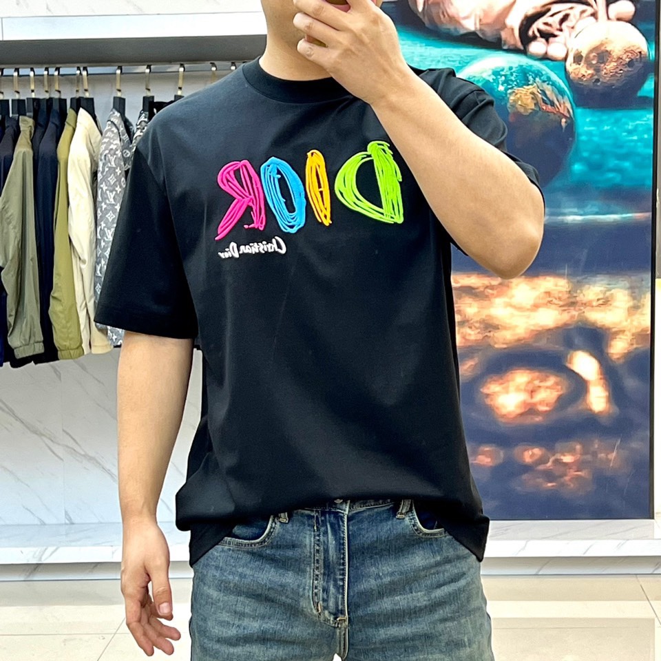 Dio迪奥2024春夏logo标识立体彩印短袖T恤腔调满满的型格尤物.单穿内搭无与伦比的美好.时尚潮流必