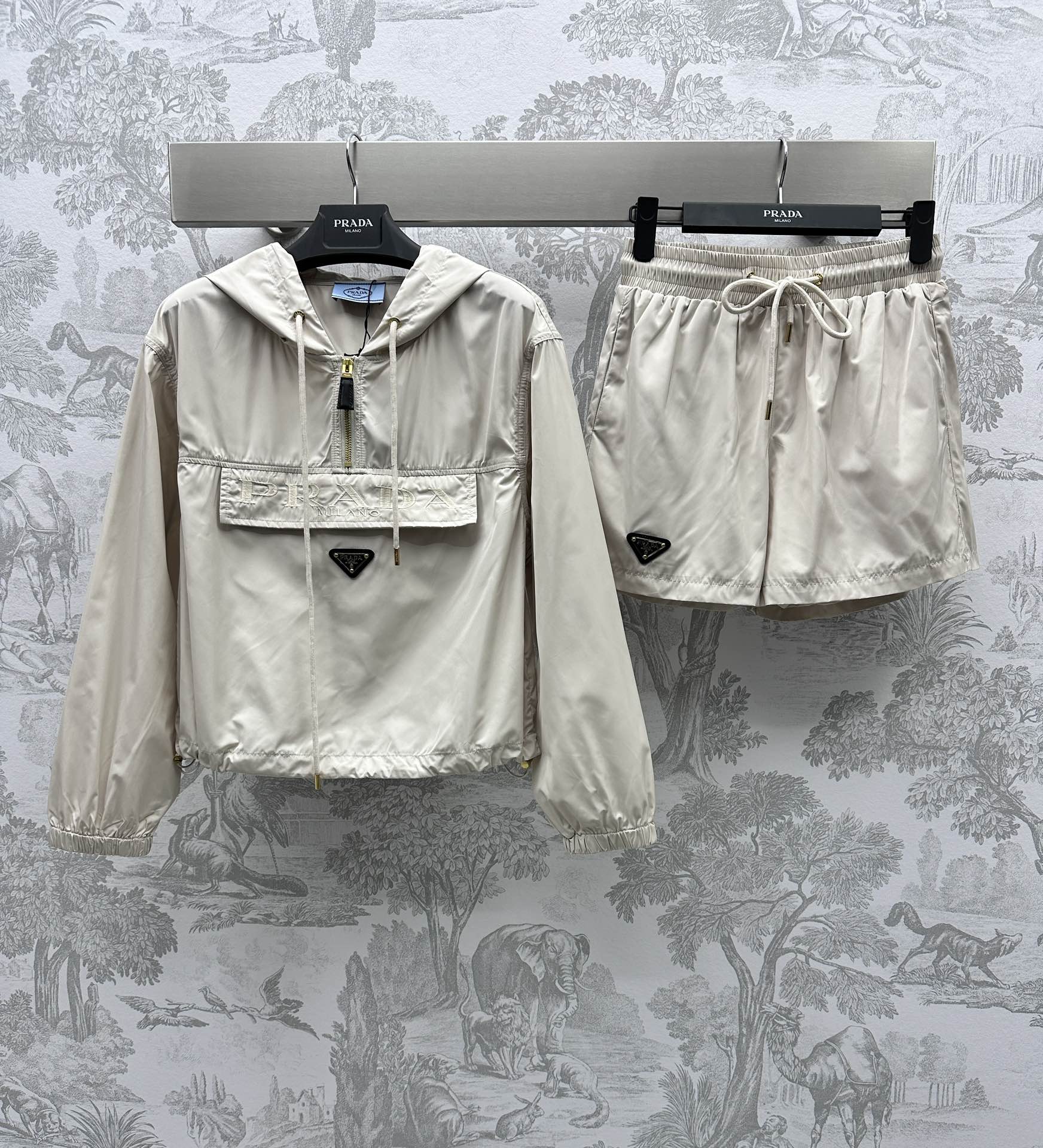 NO:696622,Prad* new product launch embroidered sun protection shorts set customized YB imported windproof material, crisp and stylish texture, classic triangle logo decoration with embroidered letters on the front, surface accessories development, hooded jacket, zipper design for easy on and off, overall fashionable and full of brand style, hooded jacket with shorts, casual shorts hem with the same triangle logo embellishment, coordinated and fashionable set, fashionable upper body, must-have for age reduction, high version 2 colors, shorts, hats,19860909Prad*新品上架刺绣防晒短裤套装定制YB进口防风材质 质感挺括有型 沿用前幅刺绣字母经典三角标装饰 面辅料开发 连帽冲锋衣 拉链设计穿脱方便 整体时髦洋气 品牌风格十足 连帽冲锋衣搭配短裤 休闲短裤下摆同样三角标点缀 成套协调时髦 上身洋气潮流 减龄必备 高版本2色,,shorts,hats,,Women's clothing