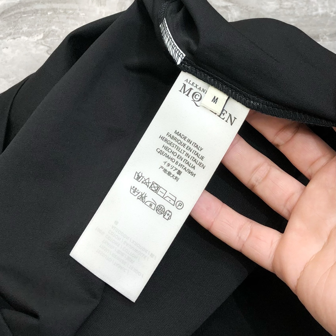 2025 McQueen High-End Short-Sleeve T-Shirt with Emerald Logo Print - 图片 7