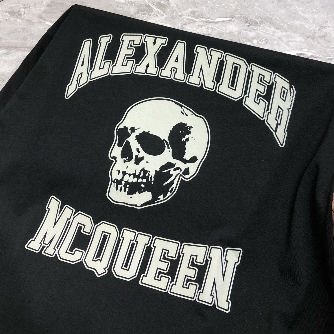2025 McQueen High-End Short-Sleeve T-Shirt with Emerald Logo Print - 图片 8