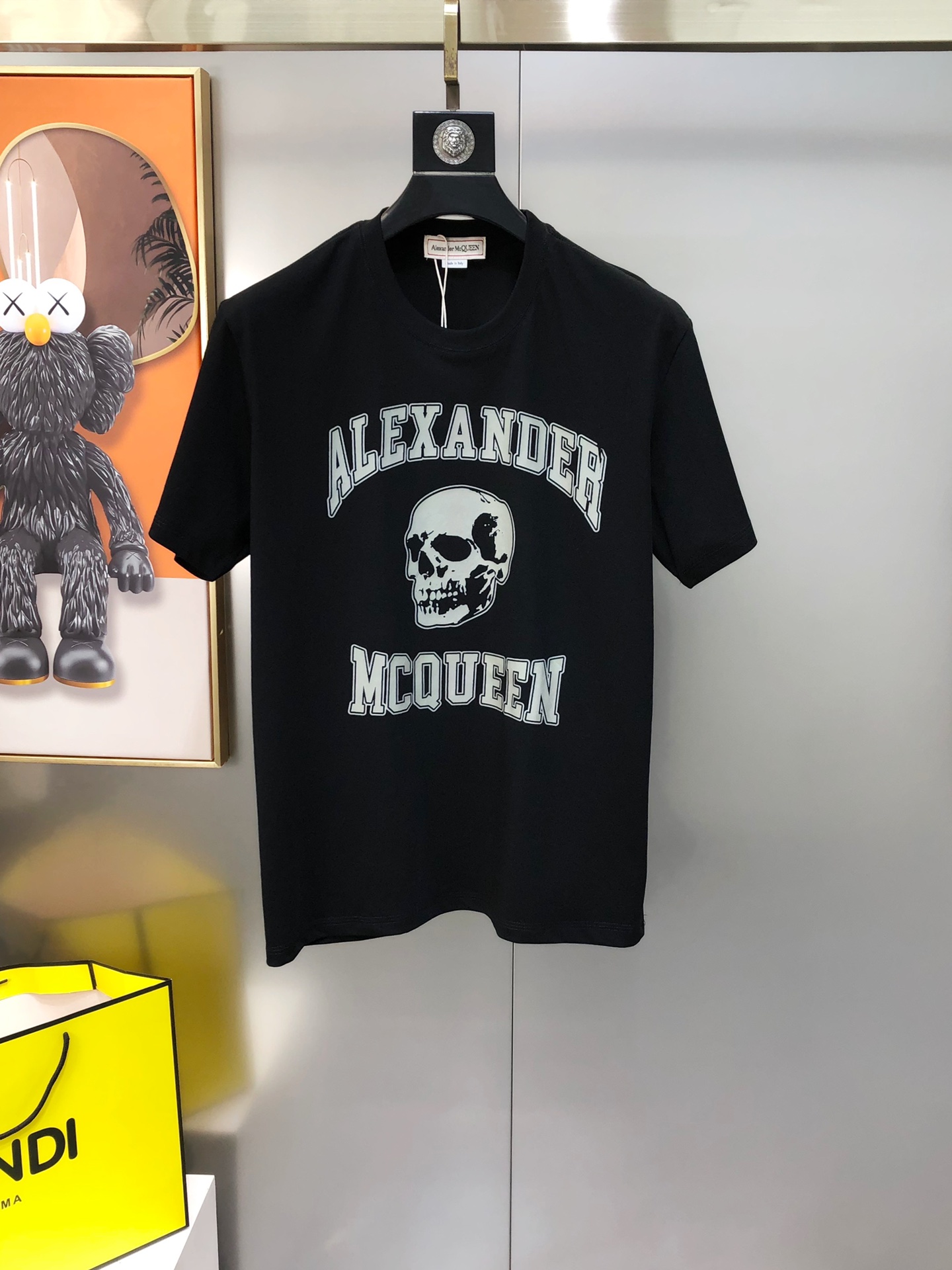 2025 McQueen High-End Short-Sleeve T-Shirt with Emerald Logo Print - 图片 2