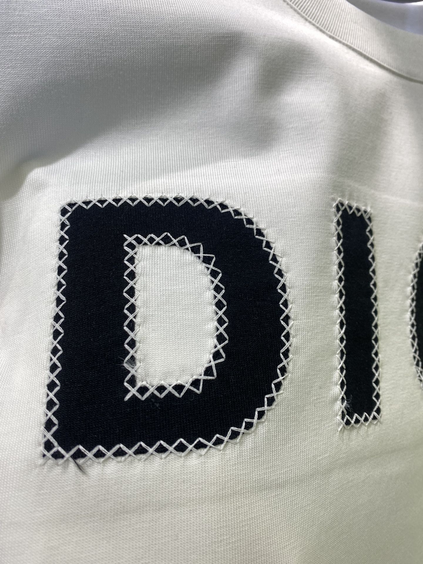 ssCD大字logo纯棉质微阔版圆领男士短袖T恤新季新推系列将标识巧妙融入设计在这款百搭T恤上带着一丝怀
