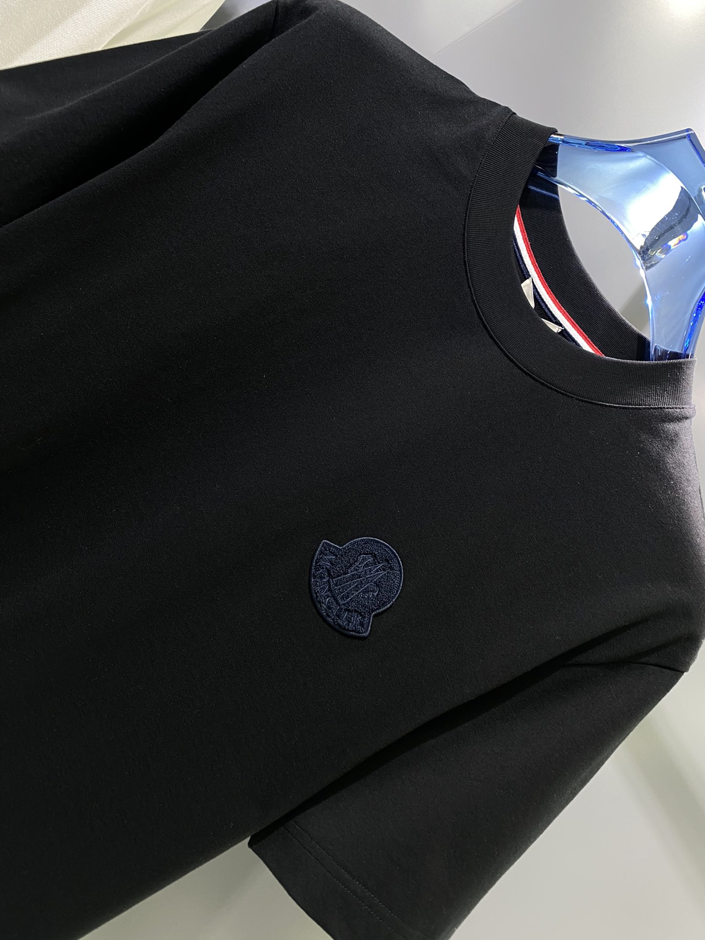 ssMon纯棉质微阔版圆领男士短袖T恤新季新推系列将标识巧妙融入设计在这款百搭T恤上带着一丝怀旧意蕴的图