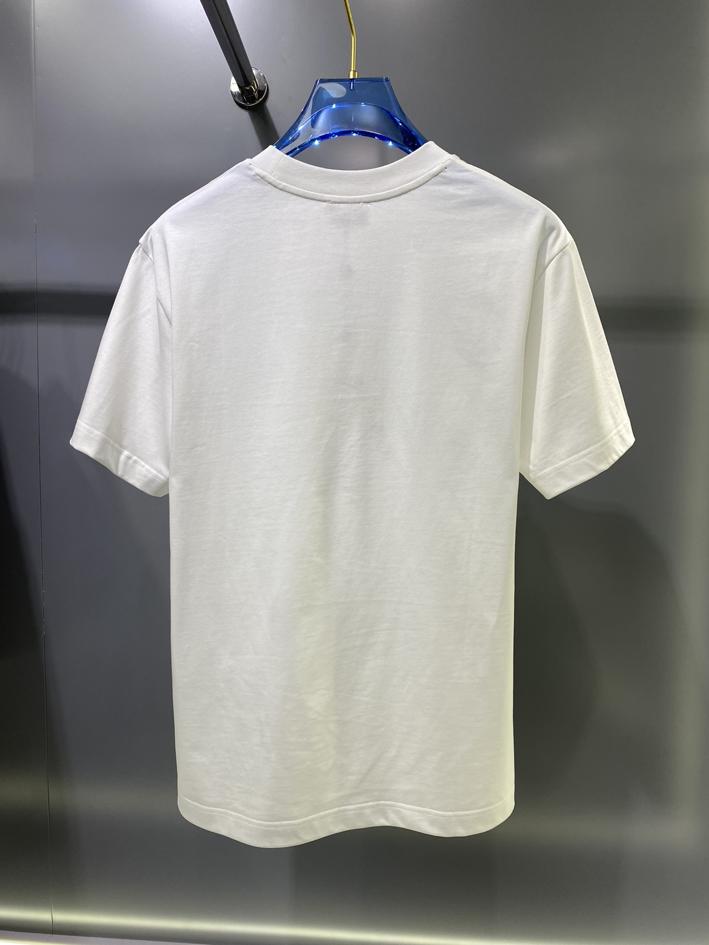 ssMon纯棉质微阔版圆领男士短袖T恤新季新推系列将标识巧妙融入设计在这款百搭T恤上带着一丝怀旧意蕴的图